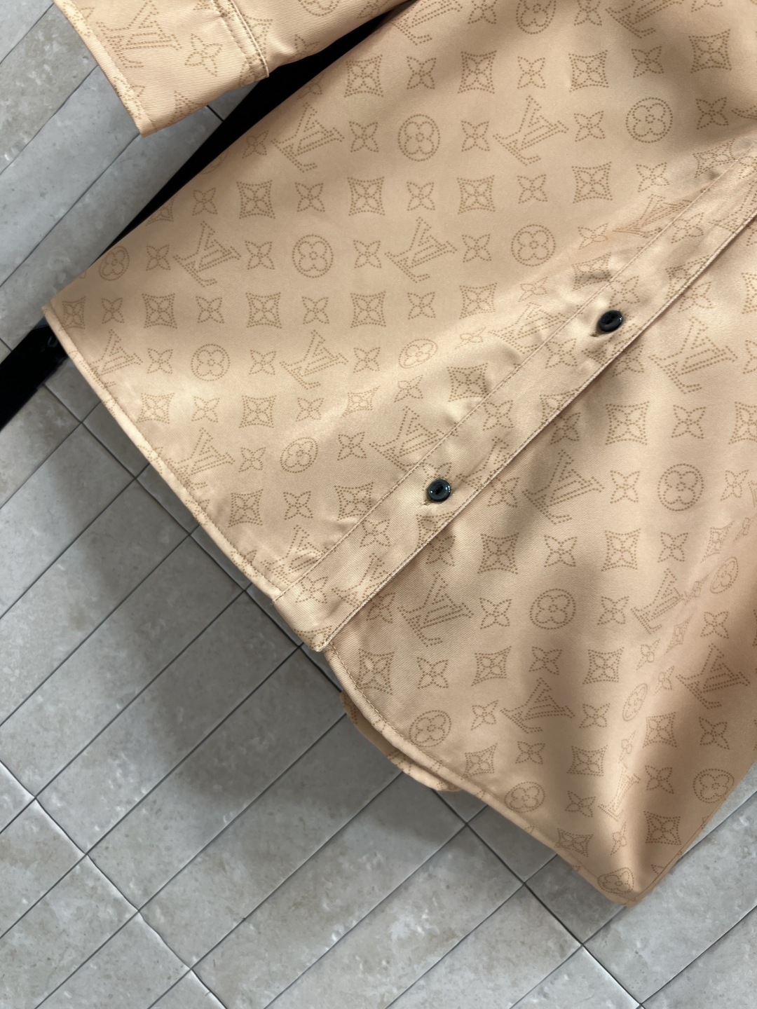 L家 25秋冬新款 V领腰带长袖连衣裙 经典的L家金钱字母印花点缀 低调又时髦 优雅大气的减龄又少女清爽