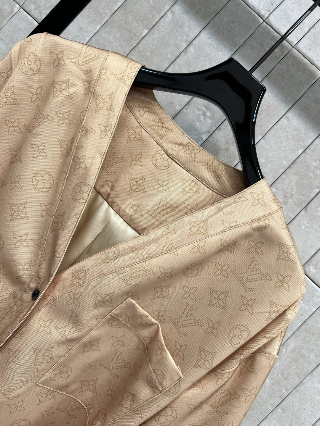 L家 25秋冬新款 V领腰带长袖连衣裙 经典的L家金钱字母印花点缀 低调又时髦 优雅大气的减龄又少女清爽