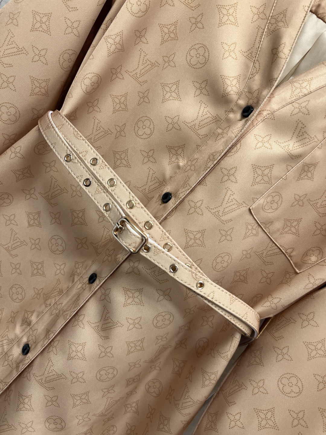 L家 25秋冬新款 V领腰带长袖连衣裙 经典的L家金钱字母印花点缀 低调又时髦 优雅大气的减龄又少女清爽