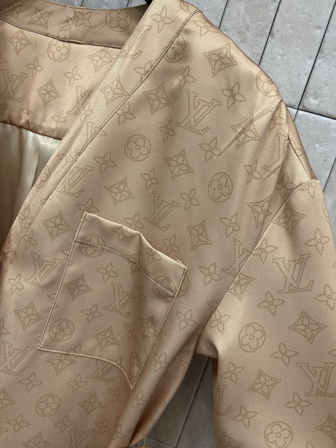 L家 25秋冬新款 V领腰带长袖连衣裙 经典的L家金钱字母印花点缀 低调又时髦 优雅大气的减龄又少女清爽