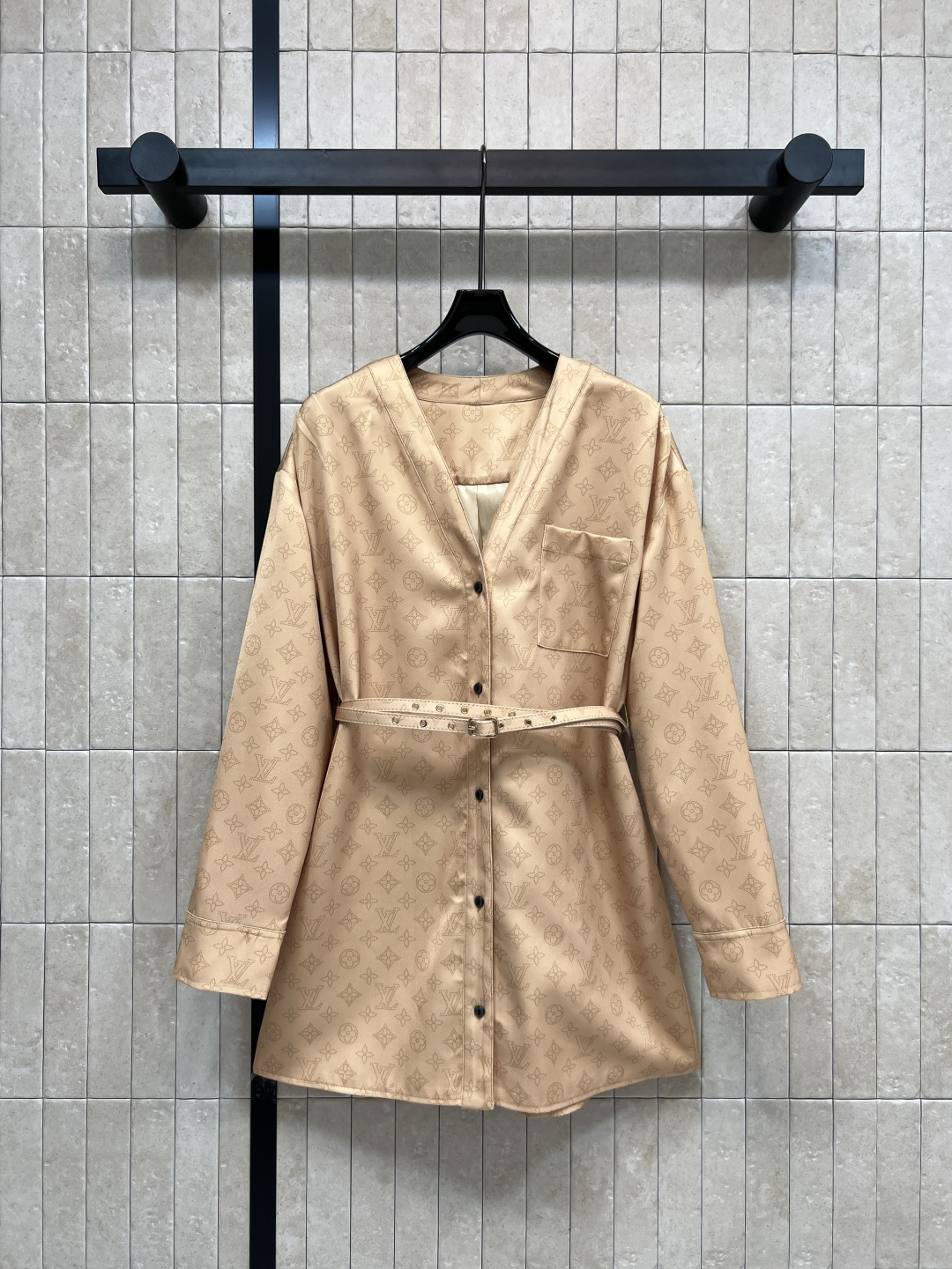 NO:560367,L's 25 new autumn and winter V-neck belted long-sleeved dress. Classic L's money letter print embellishment. Low-key and fashionable. Elegant and elegant for age reduction and girlish refreshing vitality. The printing texture is great. The fabric is silky and skin-friendly. It is equipped with a thin belt to tighten the waist. The upper body becomes fashionable and leggy in an instant. It is age-reducing and elegant. It is eye-catching for leisure or taking photos. Four sizes in one color. Size/S-M-L- XL, Louis Vuitton, Skirts, Alexander Wang19860909L家 25秋冬新款 V领腰带长袖连衣裙 经典的L家金钱字母印花点缀 低调又时髦 优雅大气的减龄又少女清爽活力 印花质感超赞 面料丝滑亲肤 配有细腰带收腰 上身秒变时髦腿精 减龄优雅 休闲或者拍照都很吸睛 一色四码Size/S-M-L- XL,,louis vuitton,skirts,alexander wang,Women's clothing