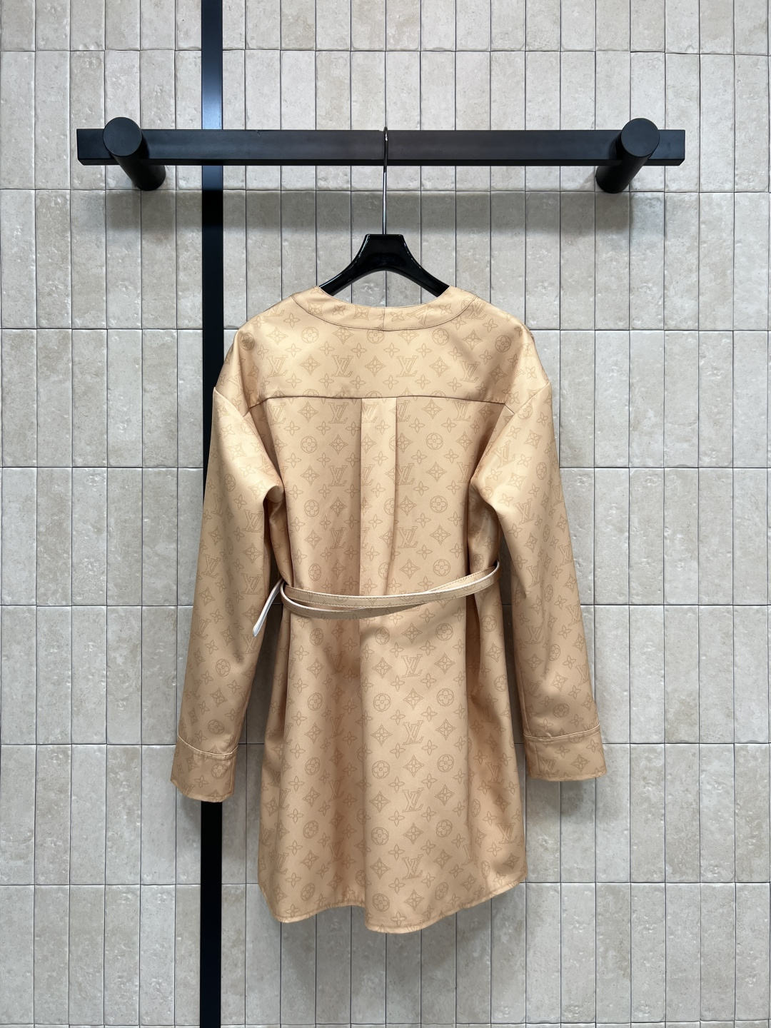 L家 25秋冬新款 V领腰带长袖连衣裙 经典的L家金钱字母印花点缀 低调又时髦 优雅大气的减龄又少女清爽