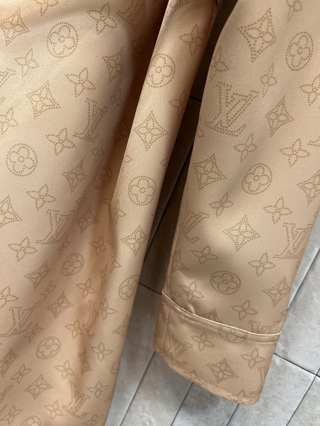 L家 25秋冬新款 V领腰带长袖连衣裙 经典的L家金钱字母印花点缀 低调又时髦 优雅大气的减龄又少女清爽