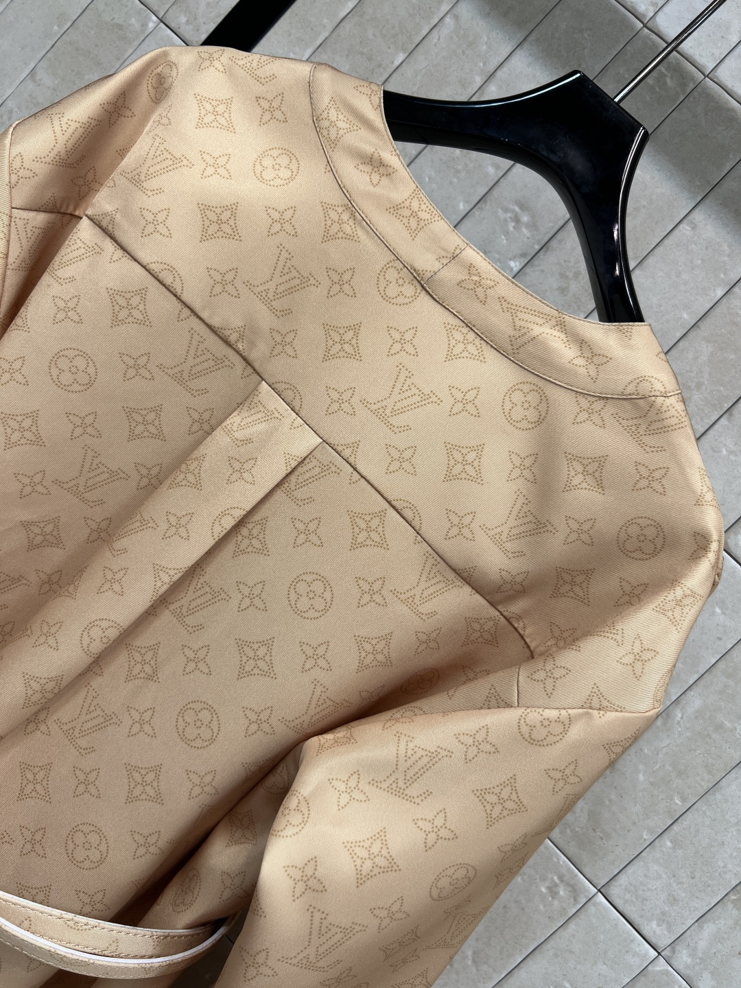 L家 25秋冬新款 V领腰带长袖连衣裙 经典的L家金钱字母印花点缀 低调又时髦 优雅大气的减龄又少女清爽