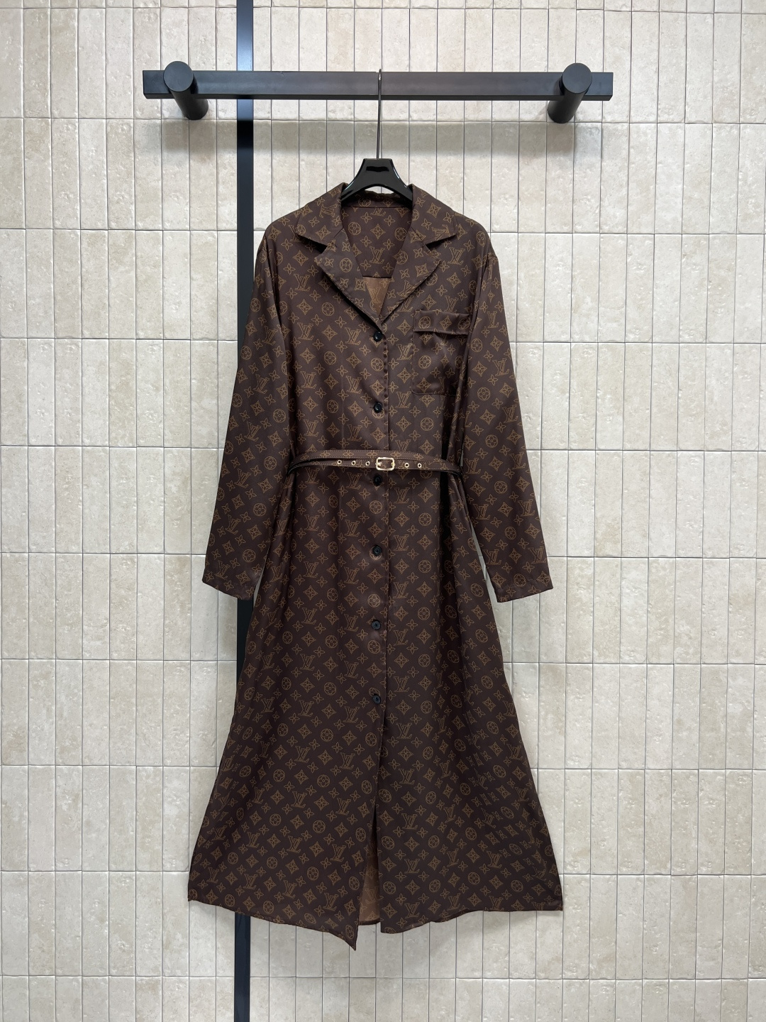 NO:560372,L's 25 new autumn and winter style classic presbyopic V-lapel belt long skirt. Irresistible classic presbyopic print pattern. Generous and eye-catching. Lapel design. Breast pocket decoration. The long skirt is drifting and smart. Small slits on both sides of the skirt. The upper body is elegant and elegant. Mature and intellectual style. Paired with thin belt to cinch the waist. Divide body proportions. Show long legs and add a capable and refreshing temperament. The pattern color is obvious. Silky, comfortable and drape. Fashionable and stylish. Four sizes in one color.  Size/S-M-L- XL,,louis vuitton,skirts,alexander wang19860909L家 25秋冬新款 经典老花V翻领腰带长裙 抗拒不了的经典老花印花图案 大气又耐看 翻领设计 胸前口袋装饰 长裙摆漂移又灵动 裙摆两侧开叉小设计 上身气质又优雅 成熟知性风 搭配细腰带收腰 分割身材比例 显腿长又蹭添干练清爽的气质 图案色泽明显 丝滑舒适有垂感 时髦又洋气 一色四码 Size/S-M-L- XL,,louis vuitton,skirts,alexander wang,Women's clothing