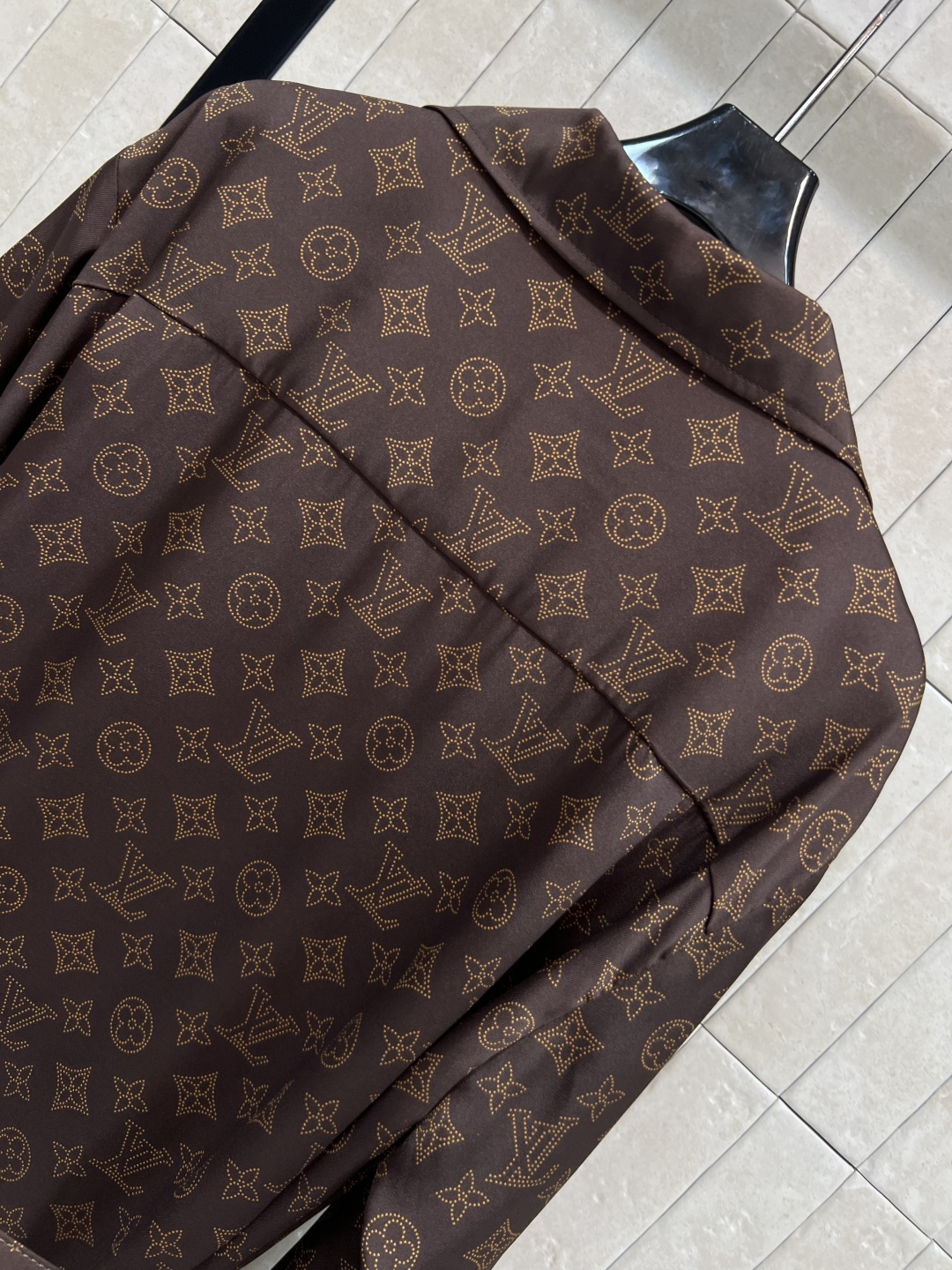 L家 25秋冬新款 经典老花V翻领腰带长裙 抗拒不了的经典老花印花图案 大气又耐看 翻领设计 胸前口袋装