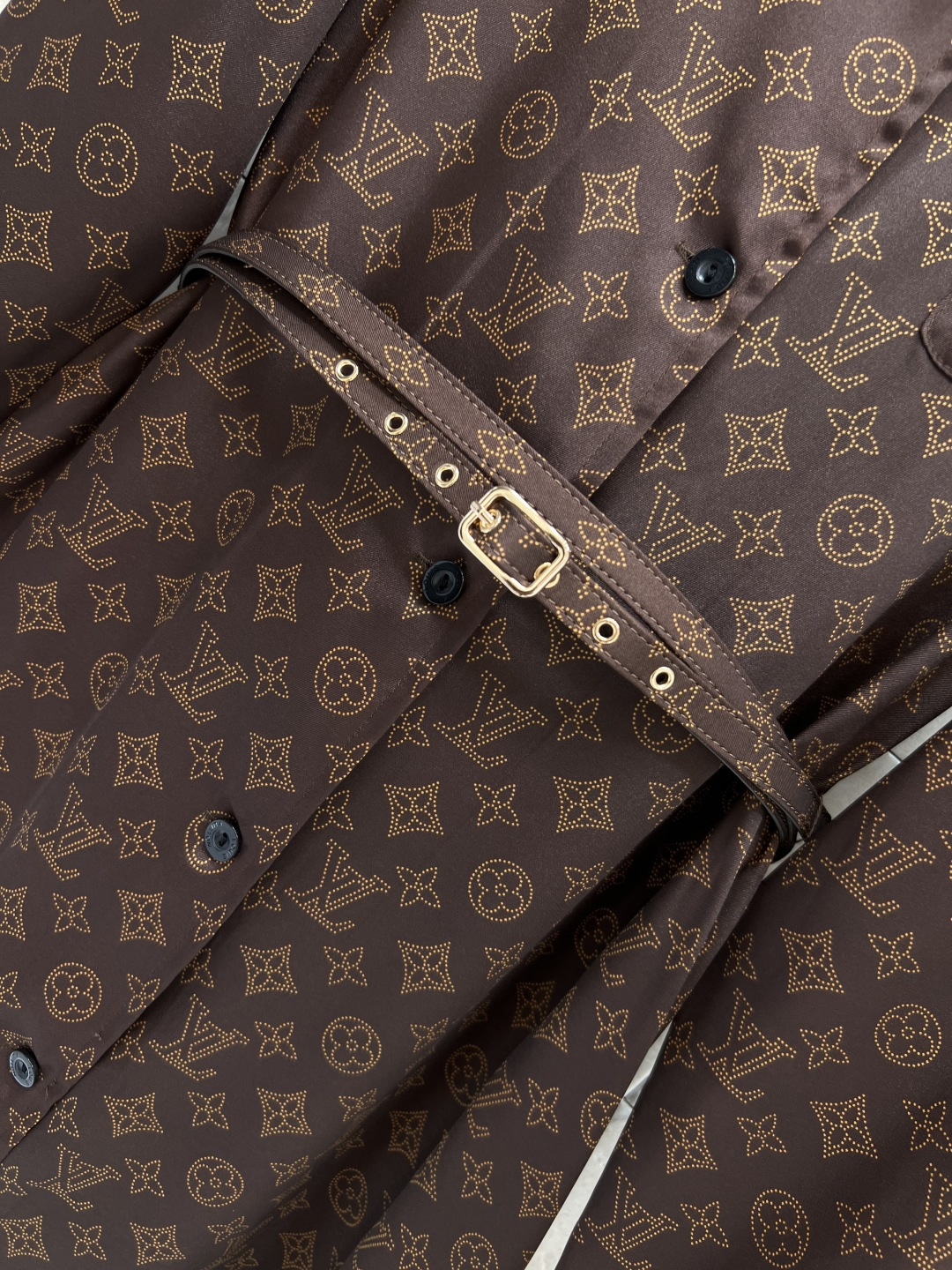 L家 25秋冬新款 经典老花V翻领腰带长裙 抗拒不了的经典老花印花图案 大气又耐看 翻领设计 胸前口袋装