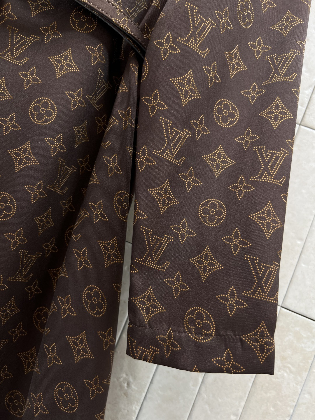 L家 25秋冬新款 经典老花V翻领腰带长裙 抗拒不了的经典老花印花图案 大气又耐看 翻领设计 胸前口袋装