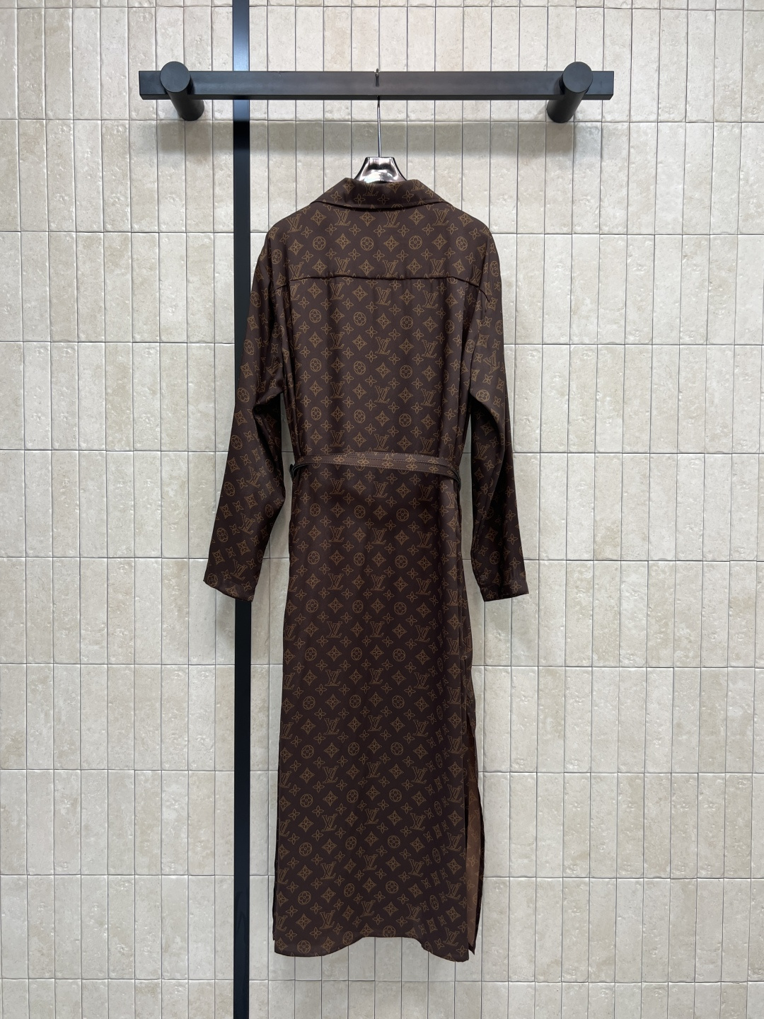 L家 25秋冬新款 经典老花V翻领腰带长裙 抗拒不了的经典老花印花图案 大气又耐看 翻领设计 胸前口袋装