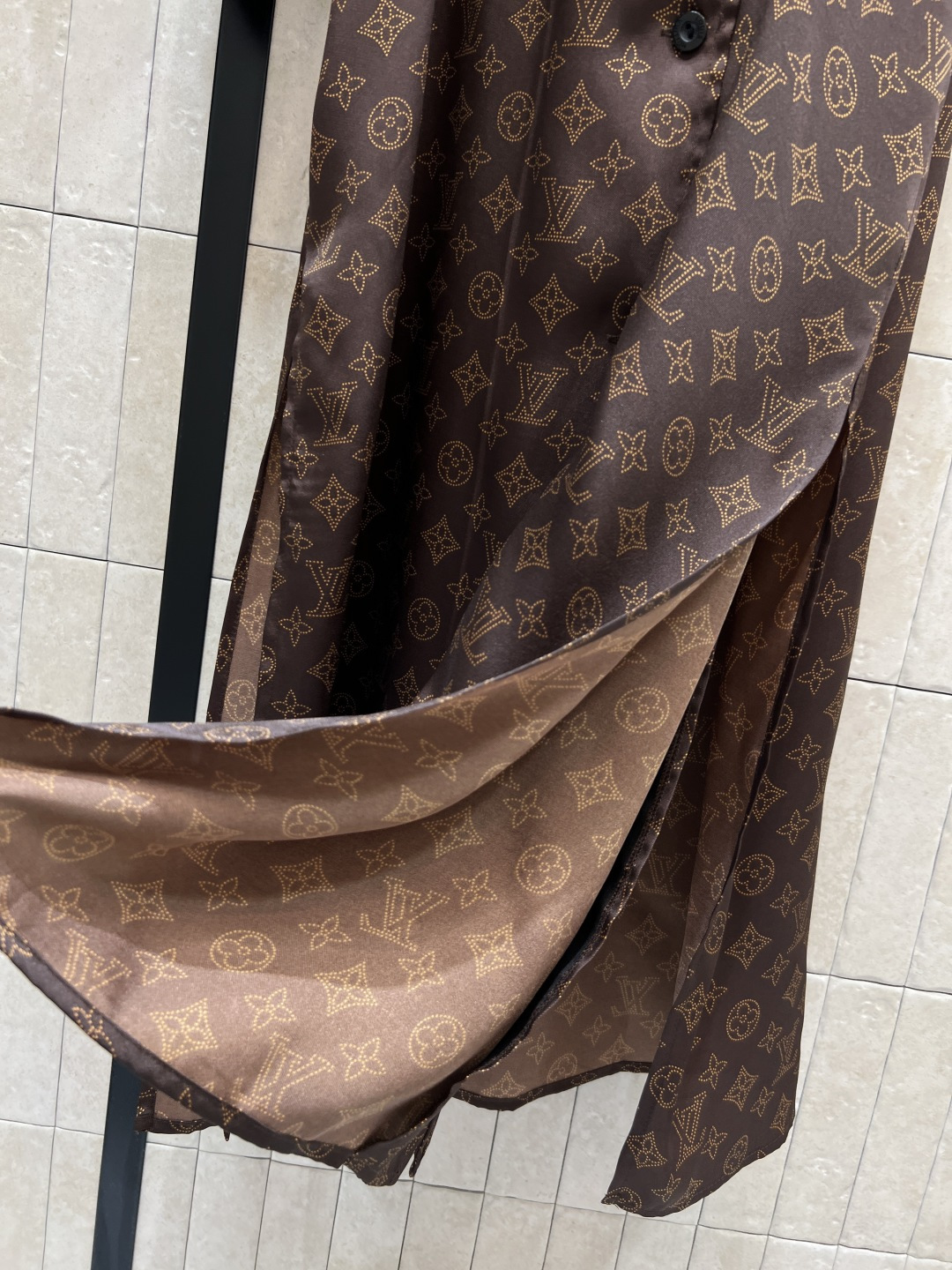 L家 25秋冬新款 经典老花V翻领腰带长裙 抗拒不了的经典老花印花图案 大气又耐看 翻领设计 胸前口袋装