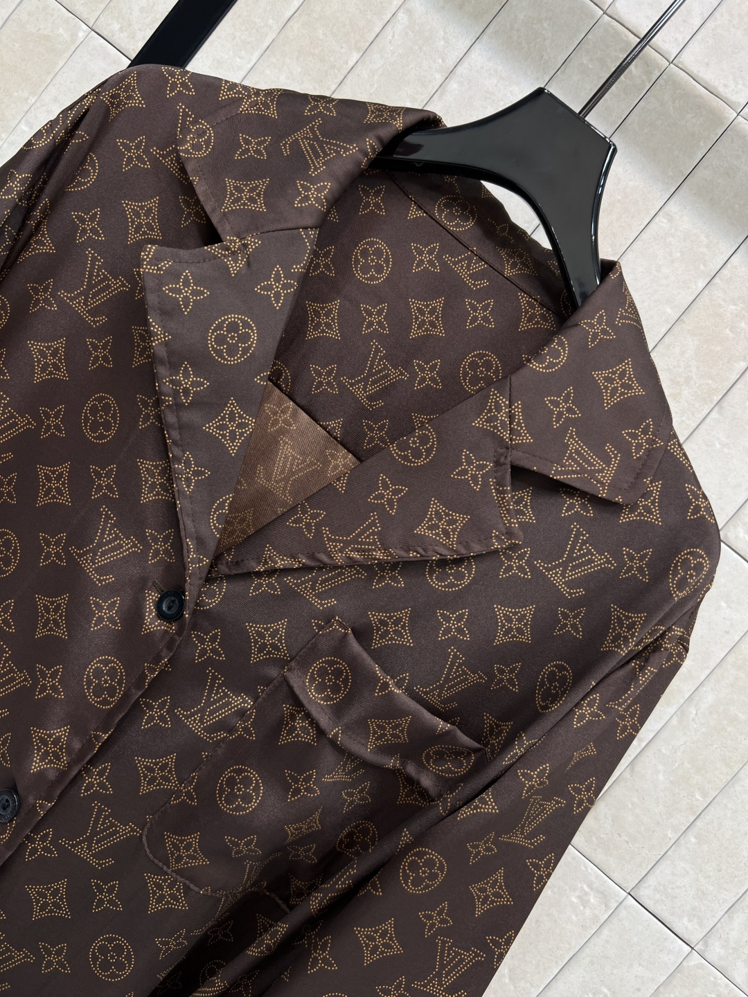 L家 25秋冬新款 经典老花V翻领腰带长裙 抗拒不了的经典老花印花图案 大气又耐看 翻领设计 胸前口袋装