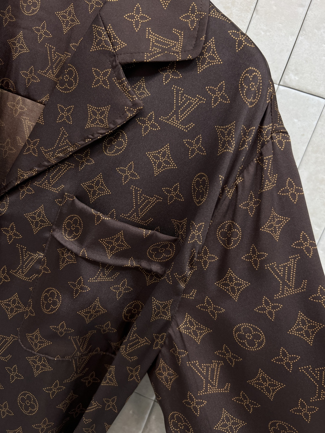 L家 25秋冬新款 经典老花V翻领腰带长裙 抗拒不了的经典老花印花图案 大气又耐看 翻领设计 胸前口袋装