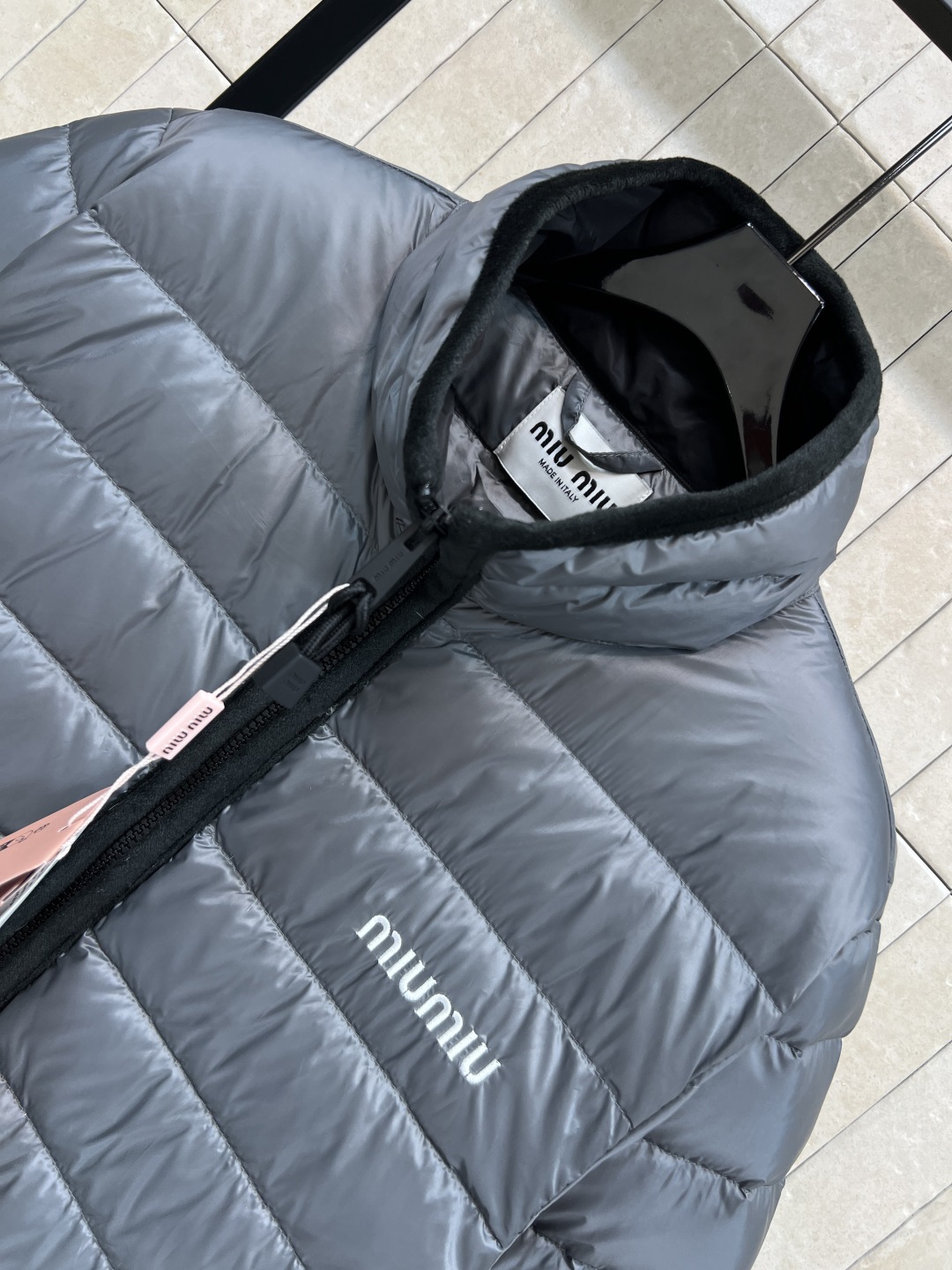 MIu家 25秋冬新款 立领羽绒服 男女同款上身又酷又飒又帅气 冬天造型又保暖的必备神器呀 国标90绒填