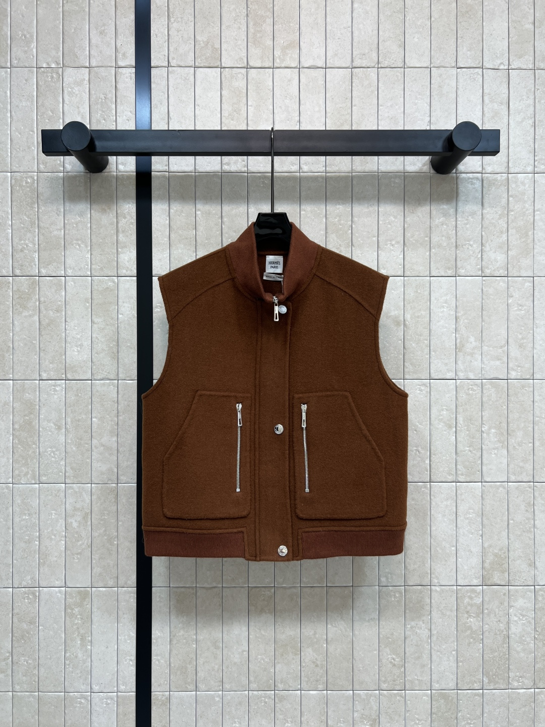 H家 25秋冬新款 深棕色双面呢羊毛立领马甲 纯手工制作双面尼羊绒拼接螺纹立领 下摆 简约又不失气场多口