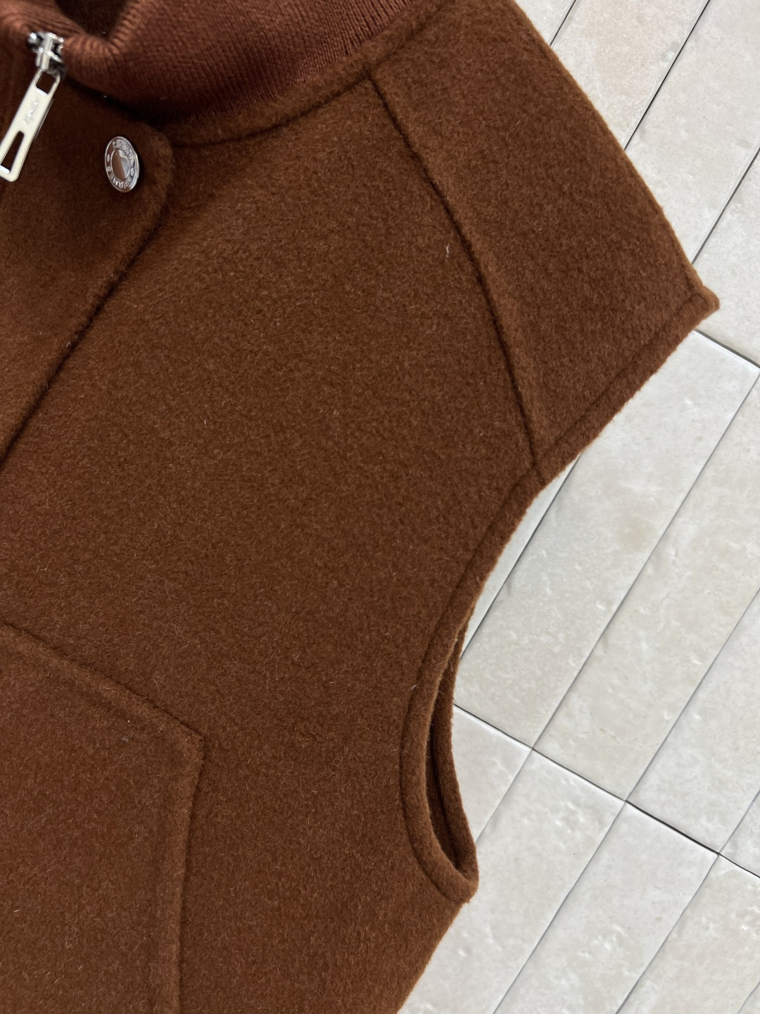 H家 25秋冬新款 深棕色双面呢羊毛立领马甲 纯手工制作双面尼羊绒拼接螺纹立领 下摆 简约又不失气场多口