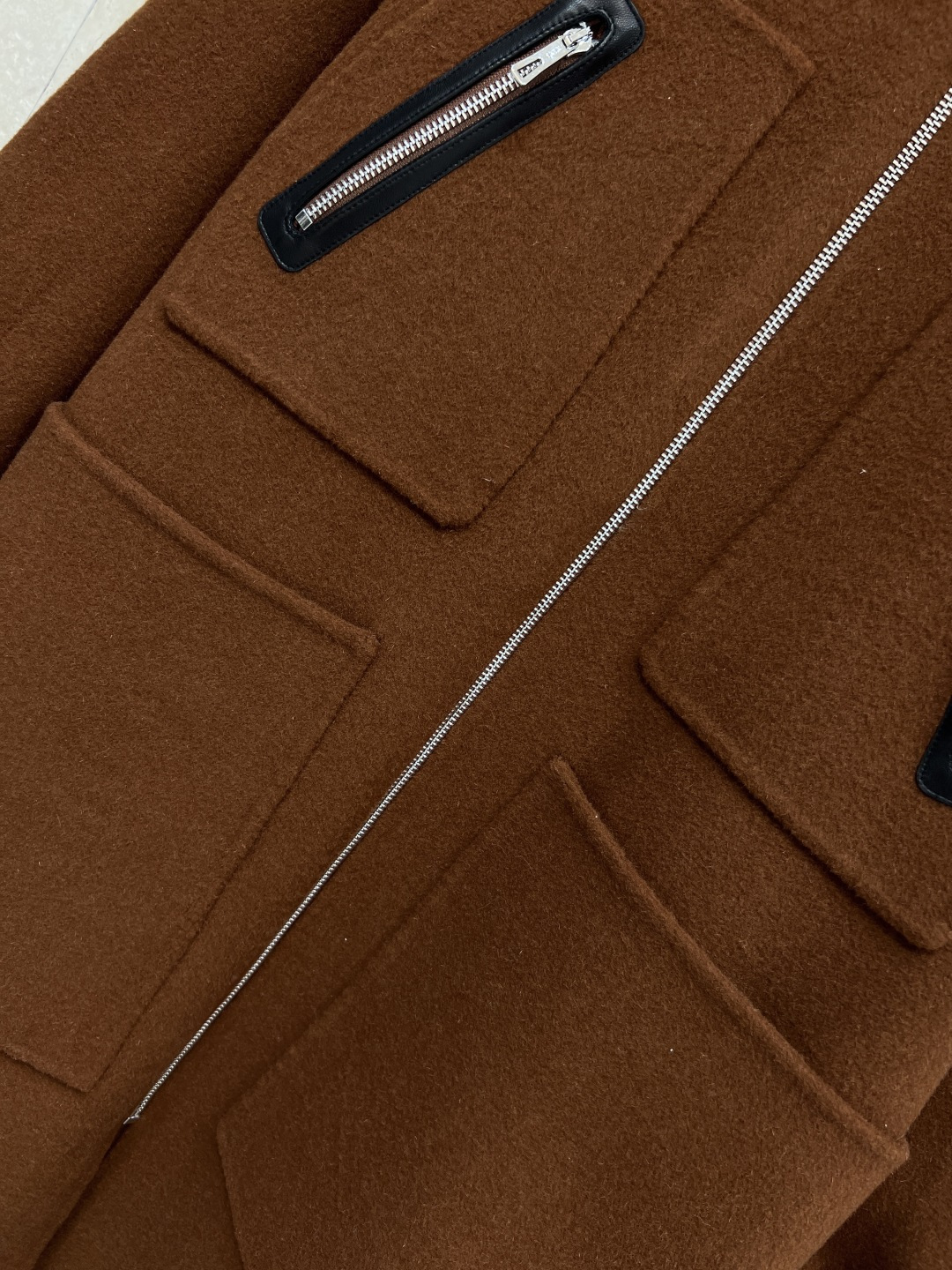 H家 25秋冬新款 深棕色双面呢羊毛大衣外套 经典四口袋羊毛长款大衣外套 颜色是很高级的深棕色 版型超级