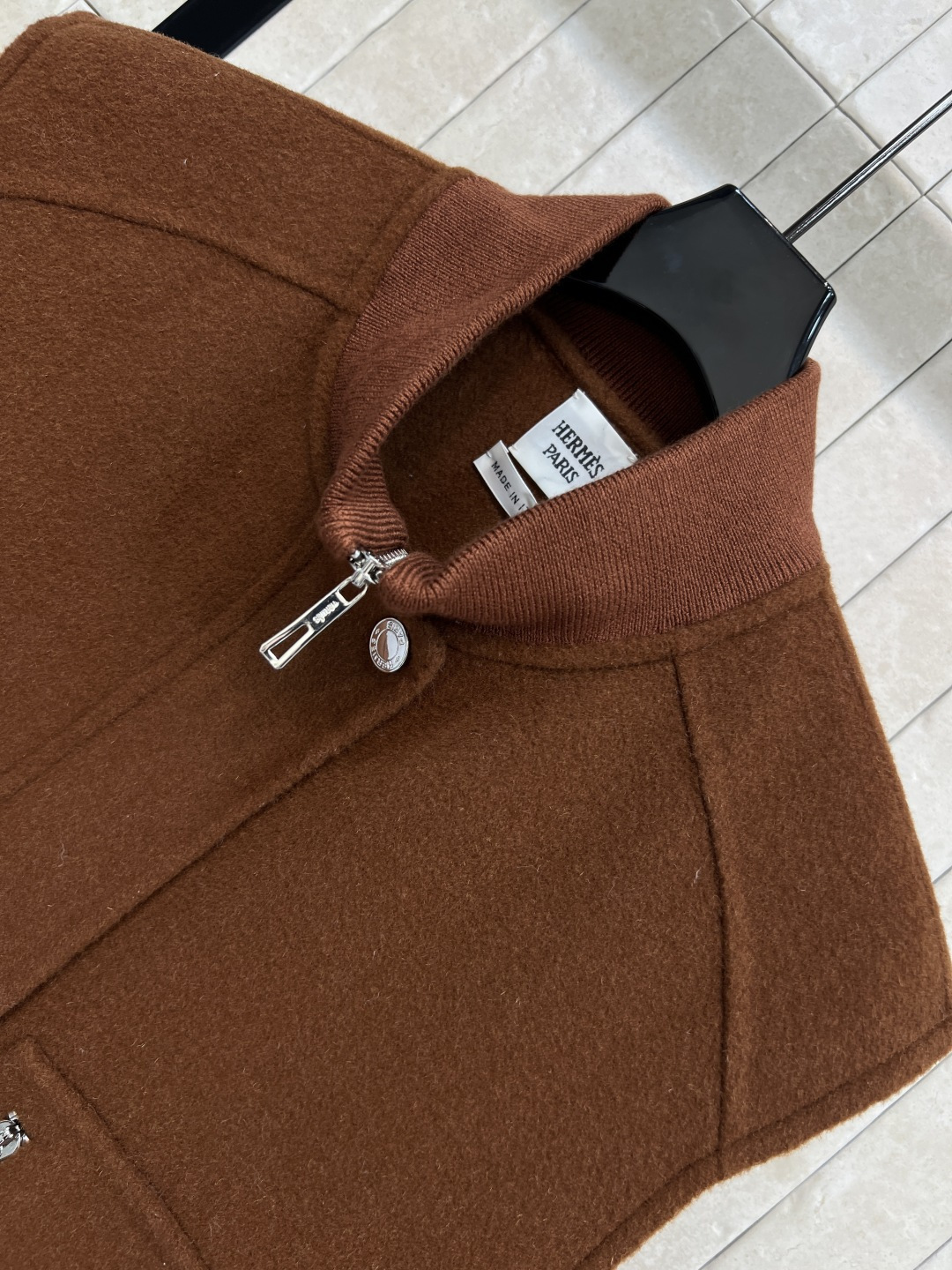 H家 25秋冬新款 深棕色双面呢羊毛立领马甲 纯手工制作双面尼羊绒拼接螺纹立领 下摆 简约又不失气场多口