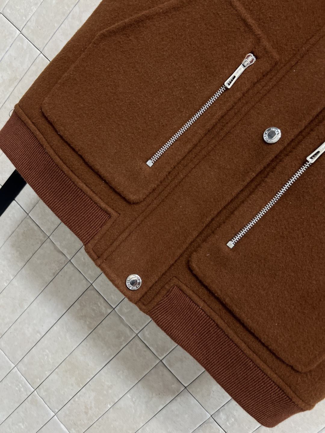 H家 25秋冬新款 深棕色双面呢羊毛立领马甲 纯手工制作双面尼羊绒拼接螺纹立领 下摆 简约又不失气场多口