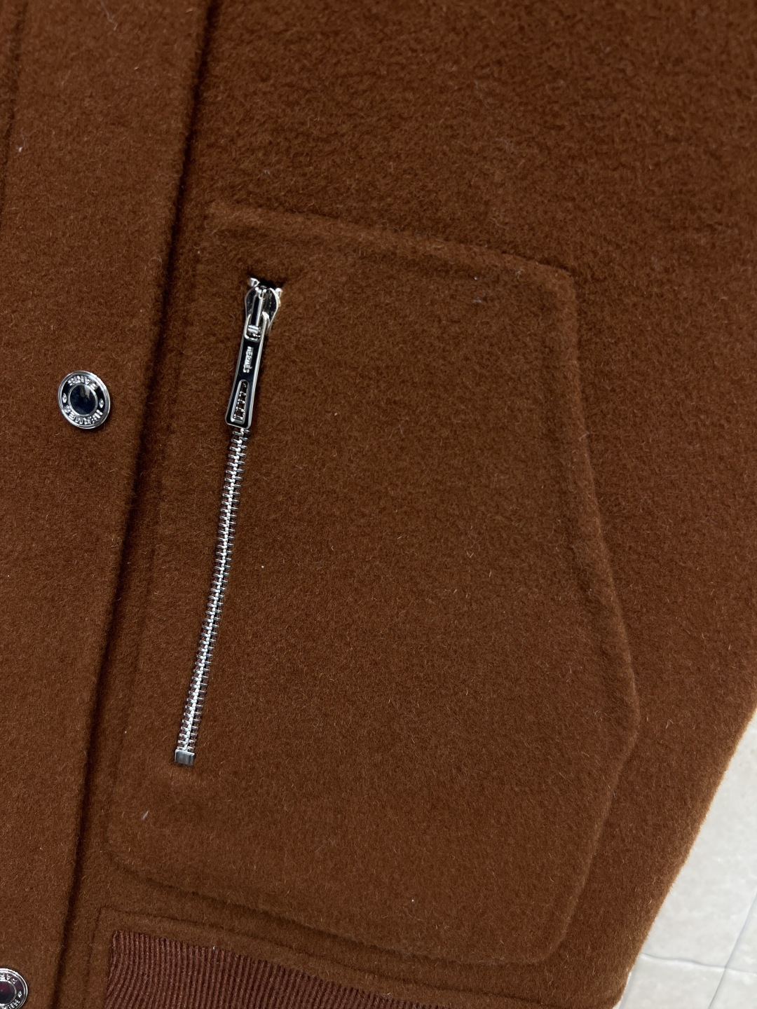 H家 25秋冬新款 深棕色双面呢羊毛立领马甲 纯手工制作双面尼羊绒拼接螺纹立领 下摆 简约又不失气场多口