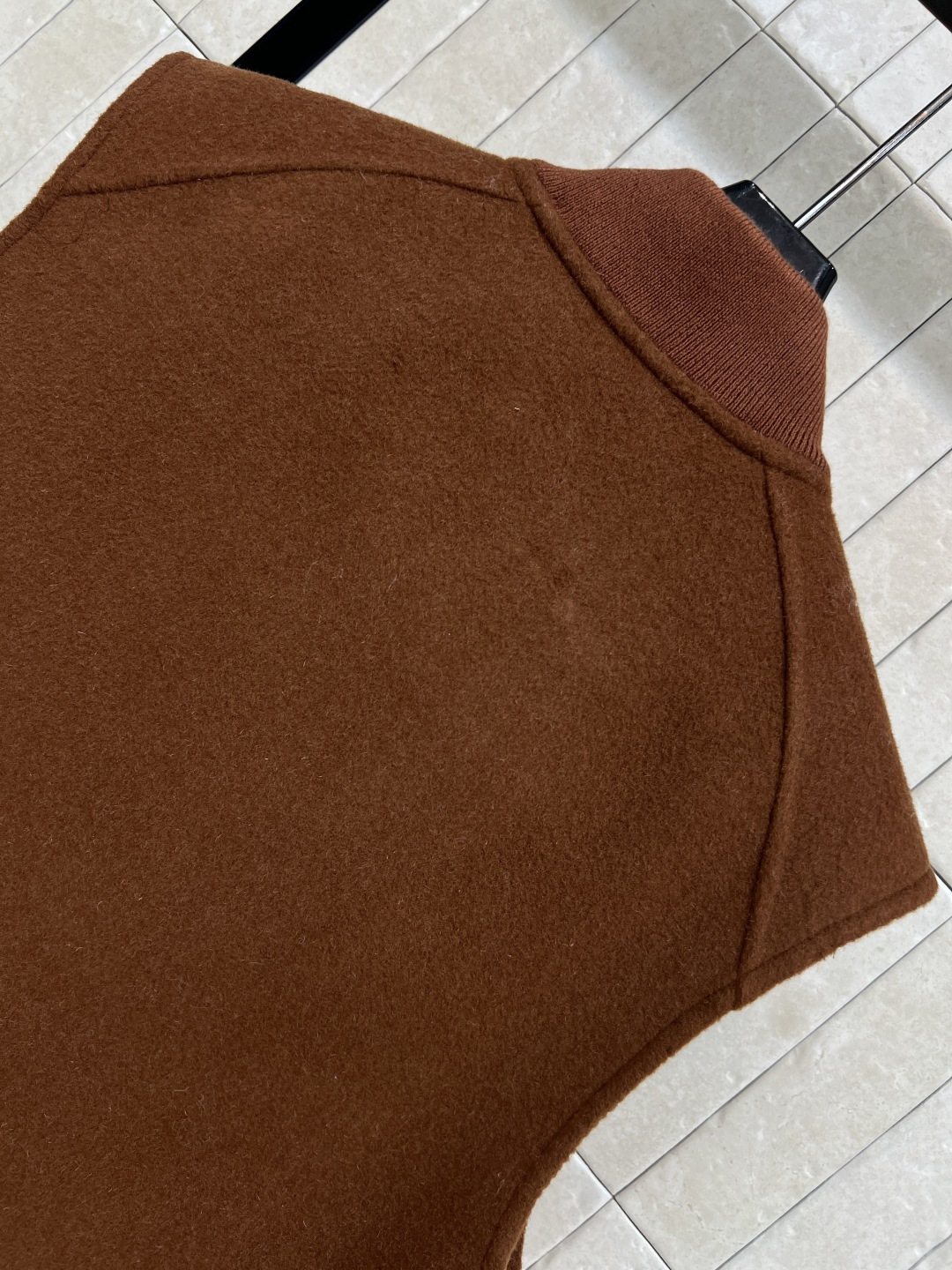 H家 25秋冬新款 深棕色双面呢羊毛立领马甲 纯手工制作双面尼羊绒拼接螺纹立领 下摆 简约又不失气场多口