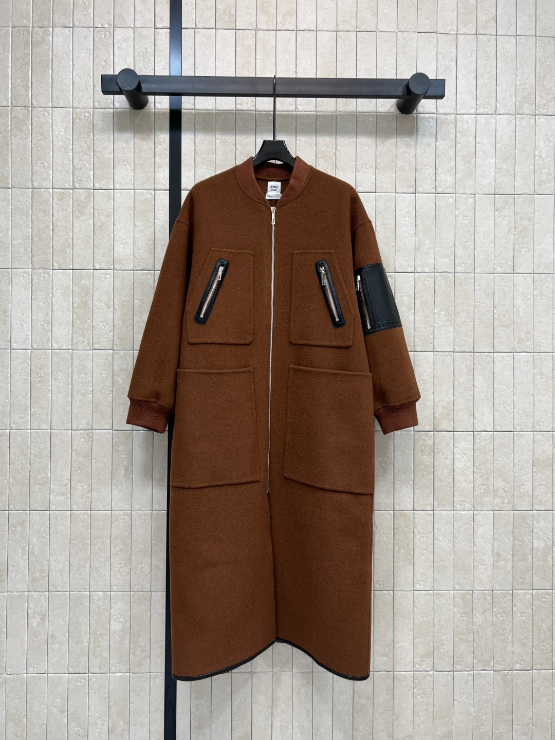 NO:561016,Comes with dust bag H Home 25 new autumn and winter style dark brown double-sided wool coat. Classic four-pocket wool long coat. The color is very high-end dark brown. The version is super atmospheric. Leather pocket decoration on the sleeves and shoulders. Small back zipper design. The upper body is full of blogger style. Customized wool fabric. Soft and delicate. Thick and warm but not bulky. The upper body is instantly elegant. Three sizes in one color, size/S-M-L,,jackets & coats,alexander wang19860909配防尘袋H家 25秋冬新款 深棕色双面呢羊毛大衣外套 经典四口袋羊毛长款大衣外套 颜色是很高级的深棕色 版型超级大气 袖肩皮革口袋装饰 后背拉链小设计 上身就是满满的博主范 定制羊毛呢面料 柔软细腻 厚实保暖但不会笨重 上身秒抬气质 一色三码 size/S-M-L,,jackets & coats,alexander wang,Women's clothing