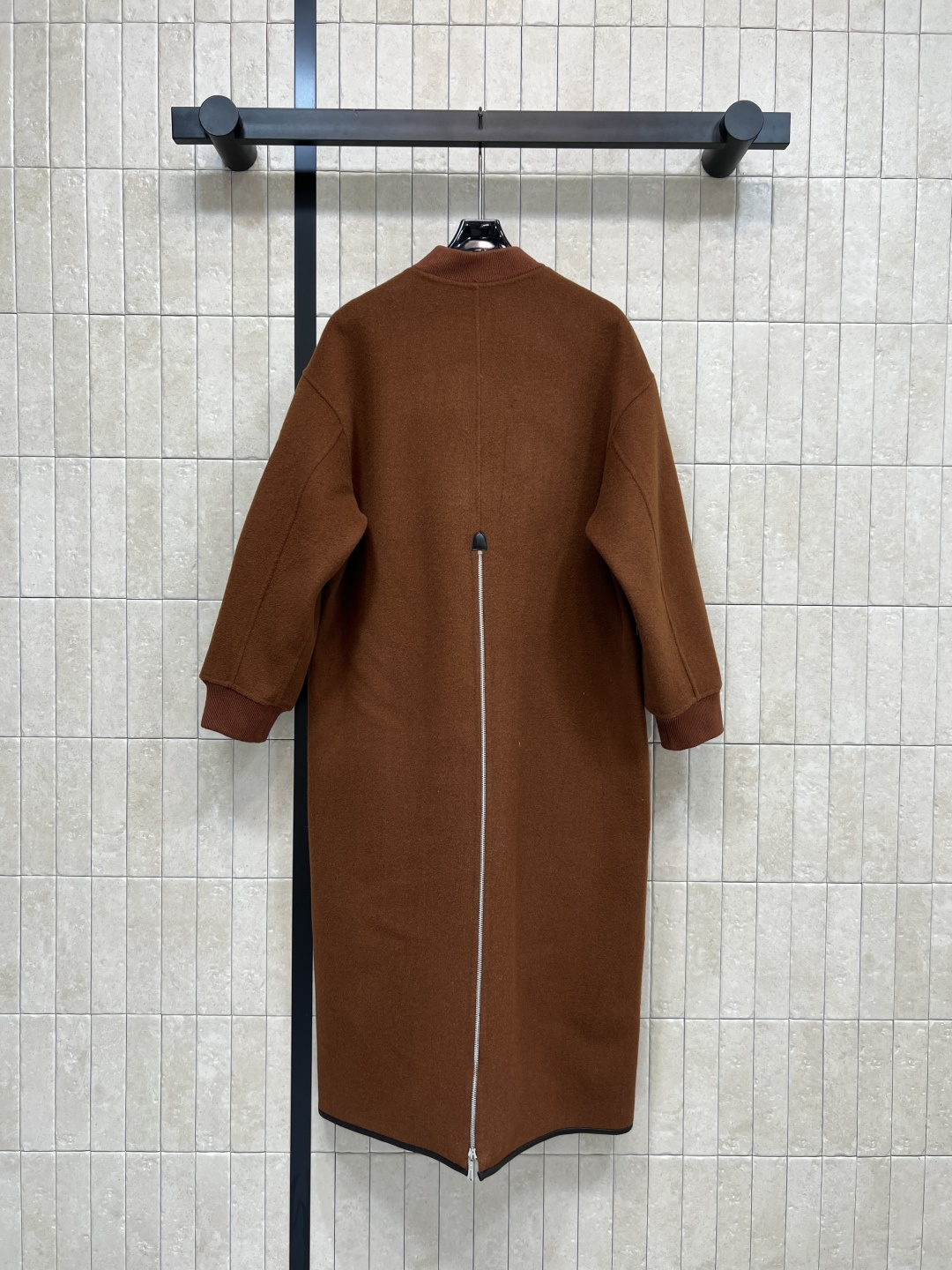 H家 25秋冬新款 深棕色双面呢羊毛大衣外套 经典四口袋羊毛长款大衣外套 颜色是很高级的深棕色 版型超级