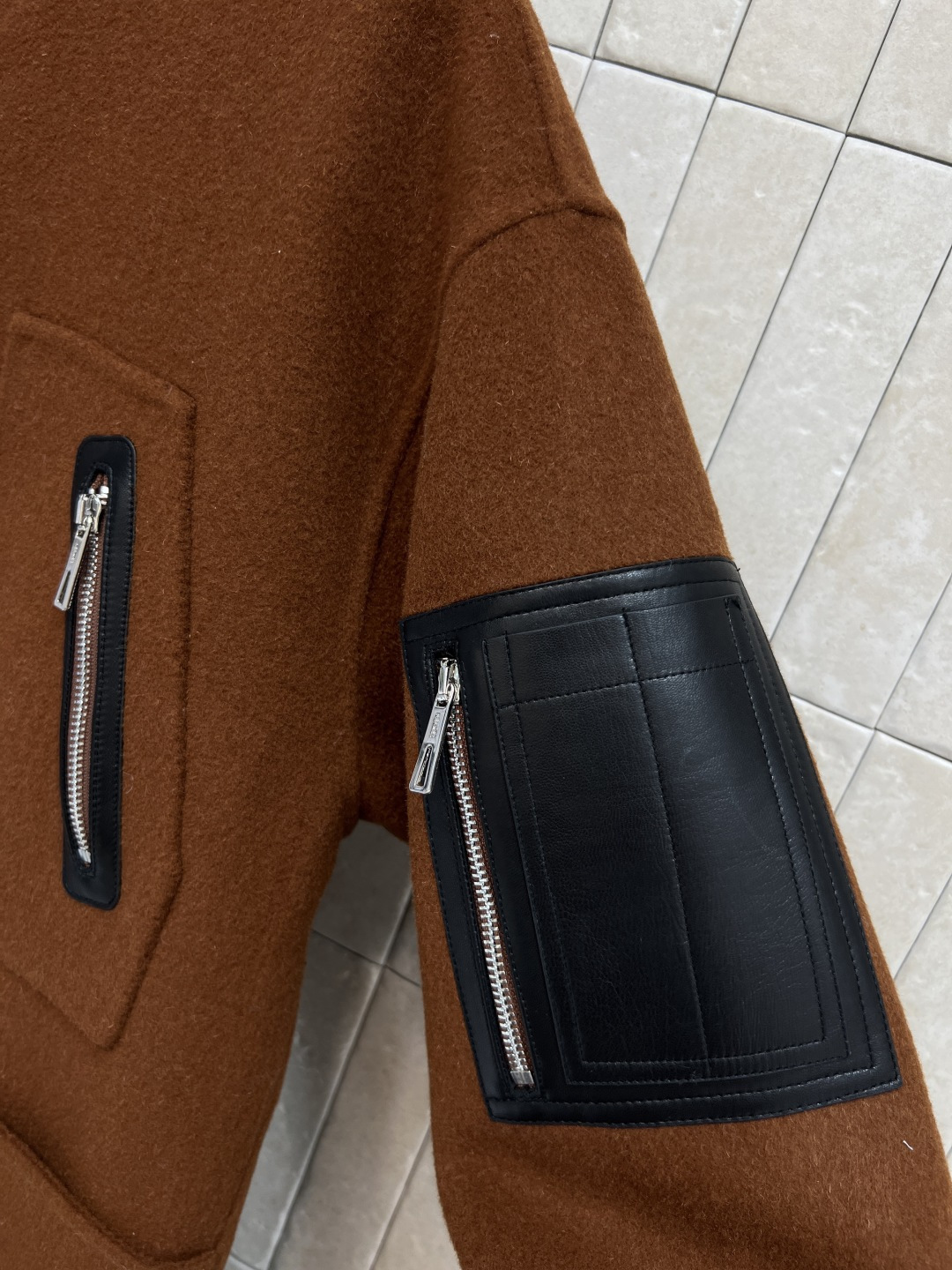 H家 25秋冬新款 深棕色双面呢羊毛大衣外套 经典四口袋羊毛长款大衣外套 颜色是很高级的深棕色 版型超级