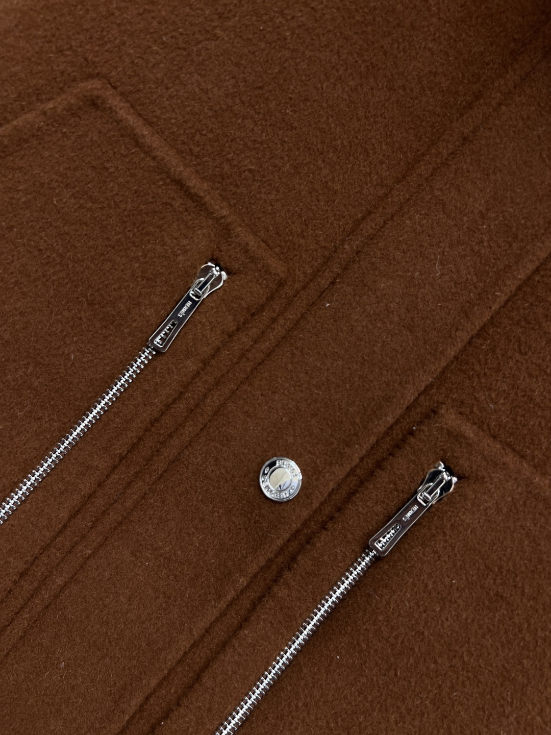 H家 25秋冬新款 深棕色双面呢羊毛立领马甲 纯手工制作双面尼羊绒拼接螺纹立领 下摆 简约又不失气场多口