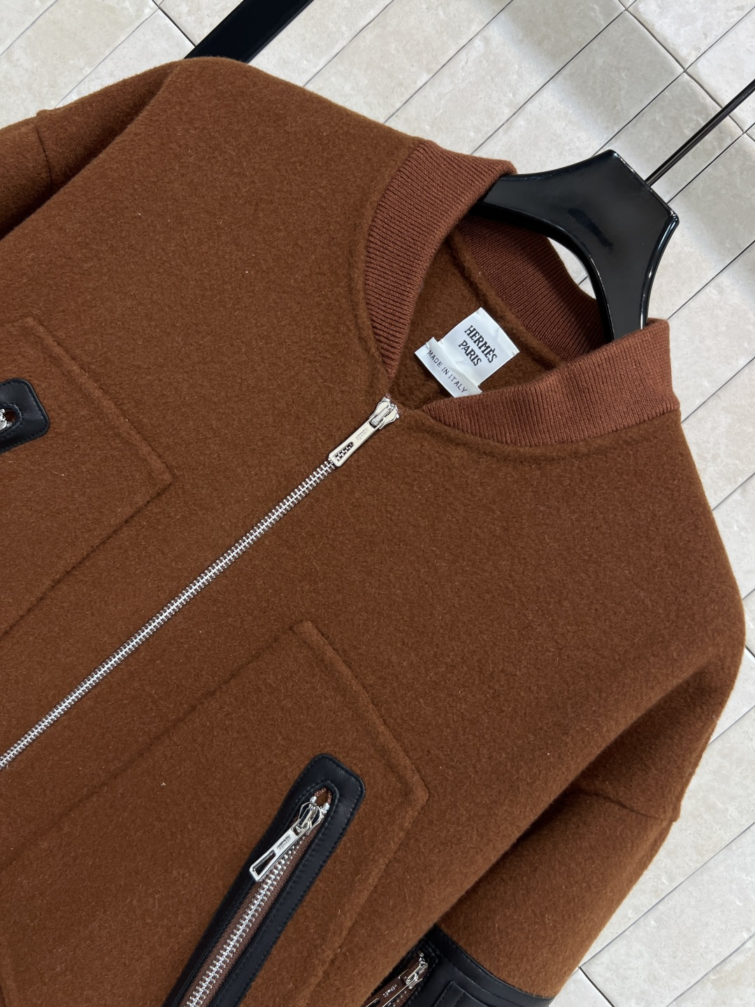 H家 25秋冬新款 深棕色双面呢羊毛大衣外套 经典四口袋羊毛长款大衣外套 颜色是很高级的深棕色 版型超级