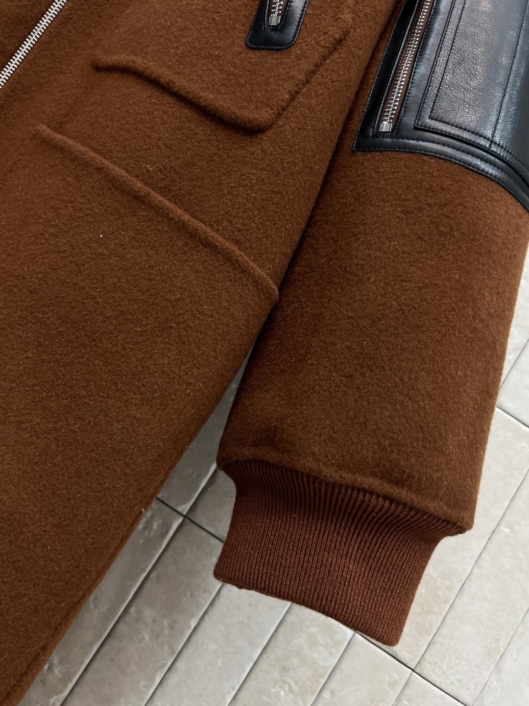 H家 25秋冬新款 深棕色双面呢羊毛大衣外套 经典四口袋羊毛长款大衣外套 颜色是很高级的深棕色 版型超级