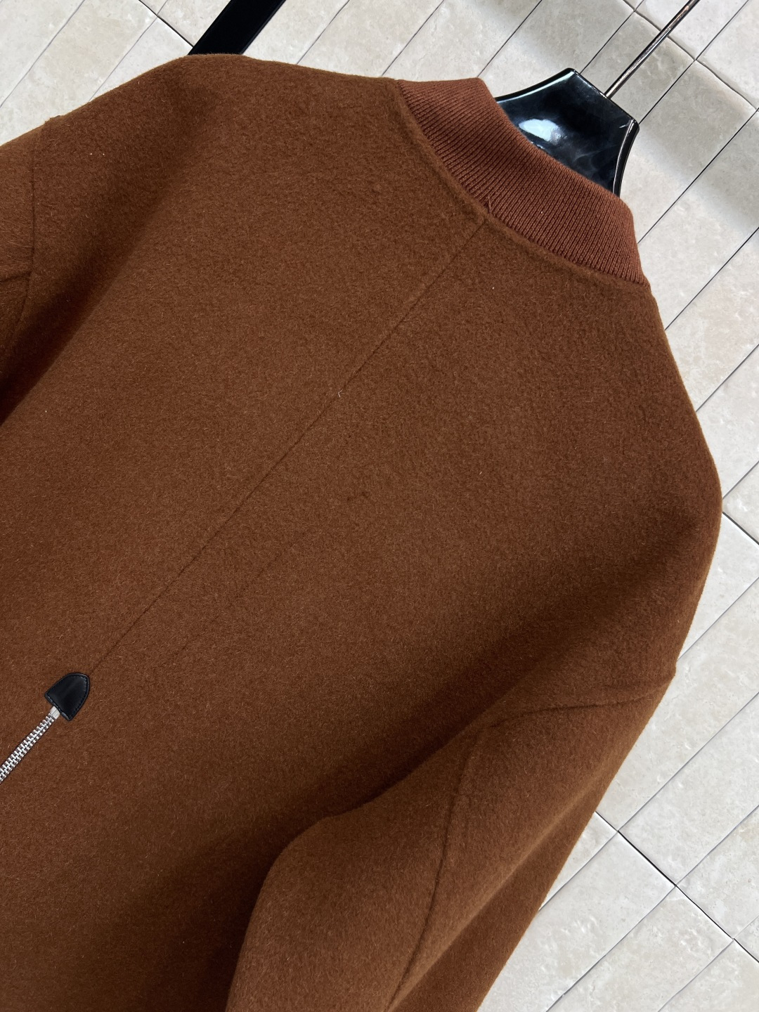 H家 25秋冬新款 深棕色双面呢羊毛大衣外套 经典四口袋羊毛长款大衣外套 颜色是很高级的深棕色 版型超级