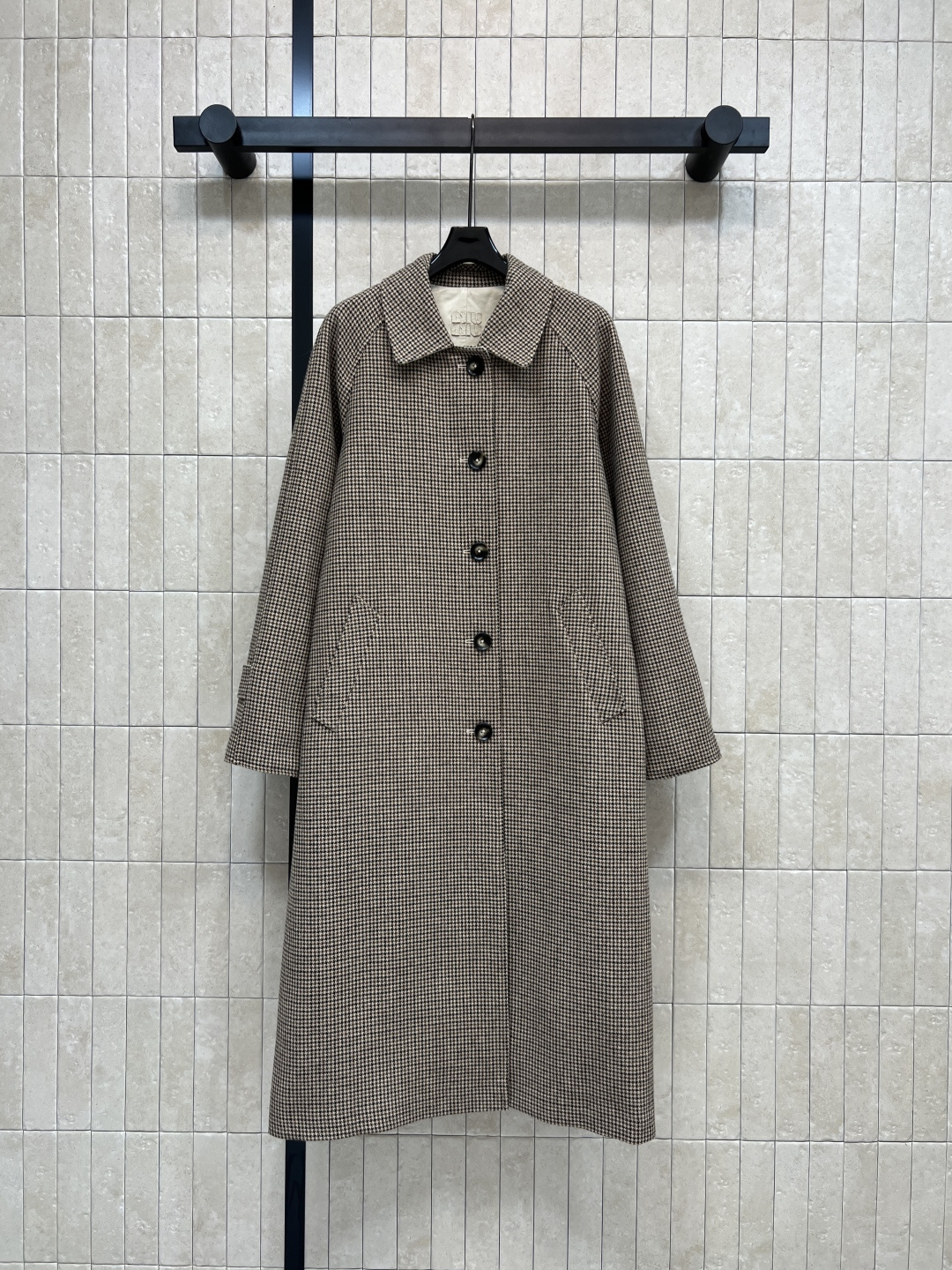 NO:561020,MIu Home 25 new autumn and winter style Double-sided single-breasted buttoned windbreaker jacket One side of plaid woolen fabric One side of light gray windbreaker fabric Classic silhouette windbreaker jacket Full of fashion blogger style Double-sided breasted lapel design Drop shoulder wide tailoring style Neat, lazy and casual fashion sense Full of high-end sense Three sizes in one color Size/S-M-L,,miumiu,jackets & coats,alexander wang19860909MIu家 25秋冬新款 双面单排扣排扣风衣外套 一面格纹毛呢面料 一面浅灰色风衣面料 经典廓形感风衣外套 满满的时髦博主范 翻领双面排扣设计 落肩阔型剪裁版型 利落慵懒随性的时髦感 高级感十足 一色三码 Size/S-M-L,,miumiu,jackets & coats,alexander wang,Women's clothing