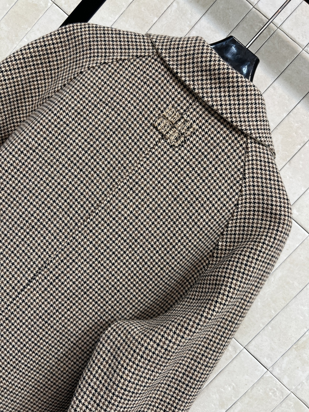 MIu家 25秋冬新款 双面单排扣排扣风衣外套 一面格纹毛呢面料 一面浅灰色风衣面料 经典廓形感风衣外套