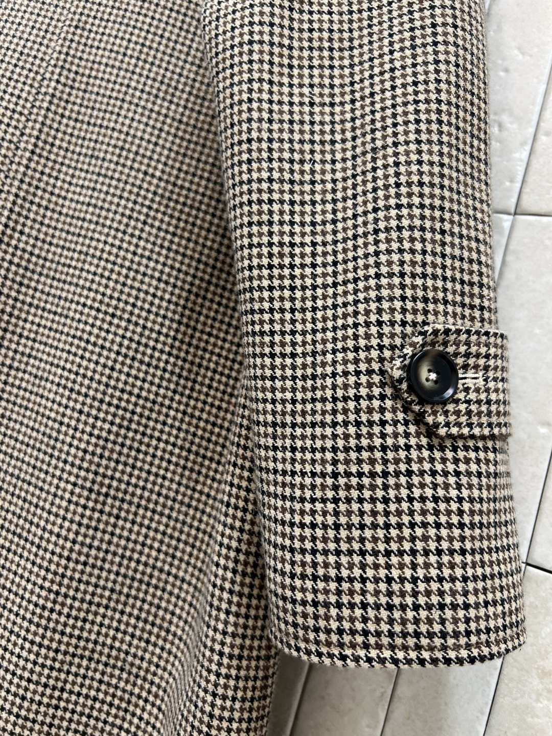 MIu家 25秋冬新款 双面单排扣排扣风衣外套 一面格纹毛呢面料 一面浅灰色风衣面料 经典廓形感风衣外套