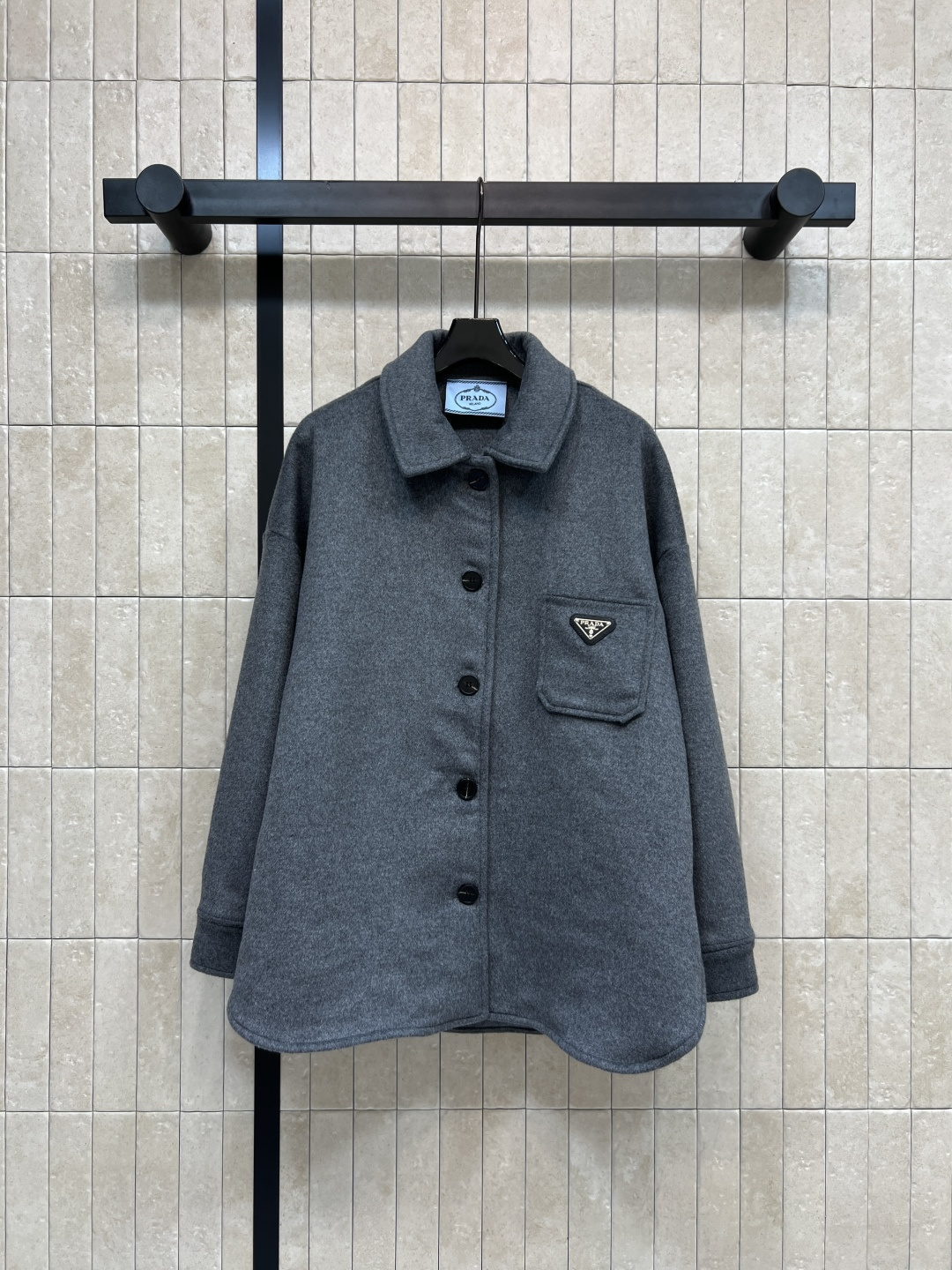 NO:561024,PD Home 25 new autumn and winter style double-sided wool jacket with lapels. Carefully made of cashmere blended wool material to enhance energy. Small lapels modify the neck to highlight the simple and handsome beauty. Classic and versatile. Easy to handle the Korean minimalist style. Calm and friendly temperament. Low-key and practical. Simple and straightforward. A must-have for daily leisure. Three sizes in one color. Size/S-M-L,, dior, jackets & coats, alexander wang19860909PD家 25秋冬新款 翻领双面羊毛外套 采用羊绒混纺羊毛材质精心制作 提升精气神 小翻领修饰脖颈 凸显简练帅气的美感 经典百搭不挑人 轻松拿捏韩系简约风格 气质沉稳亲和 低调实穿 简单率性 日常休闲必备 一色三码Size/S-M-L,,dior,jackets & coats,alexander wang,Women's clothing