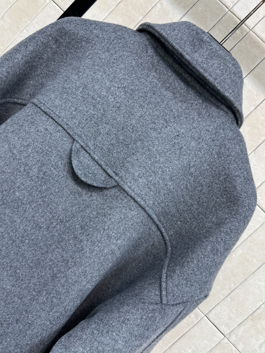 PD家 25秋冬新款 翻领双面羊毛外套 采用羊绒混纺羊毛材质精心制作 提升精气神 小翻领修饰脖颈 凸显简