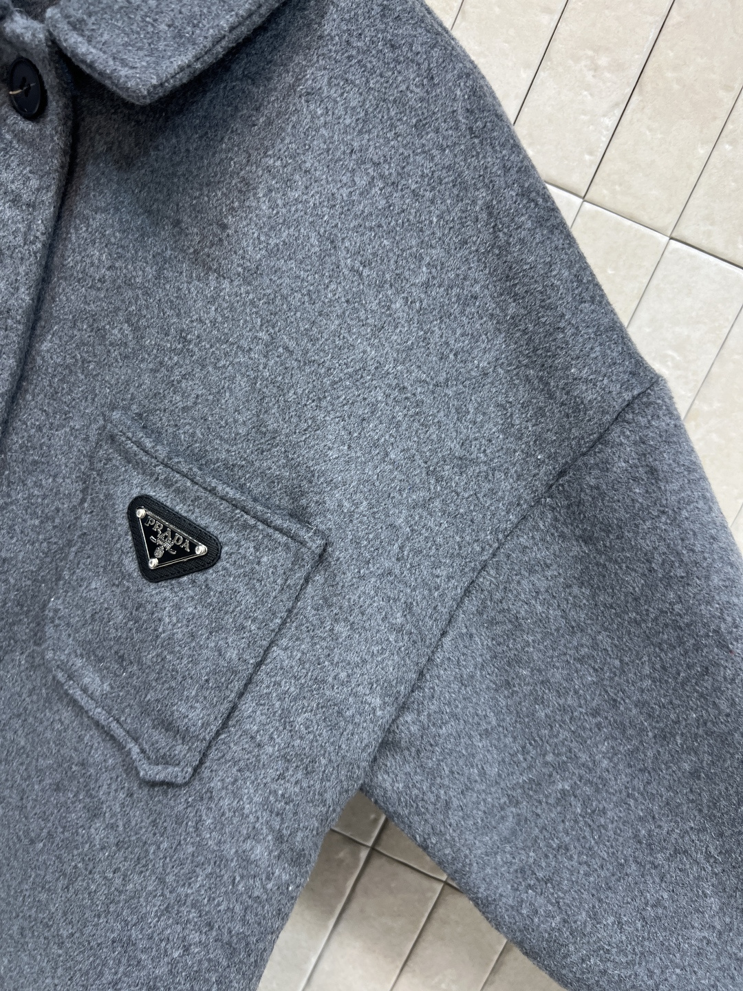 PD家 25秋冬新款 翻领双面羊毛外套 采用羊绒混纺羊毛材质精心制作 提升精气神 小翻领修饰脖颈 凸显简