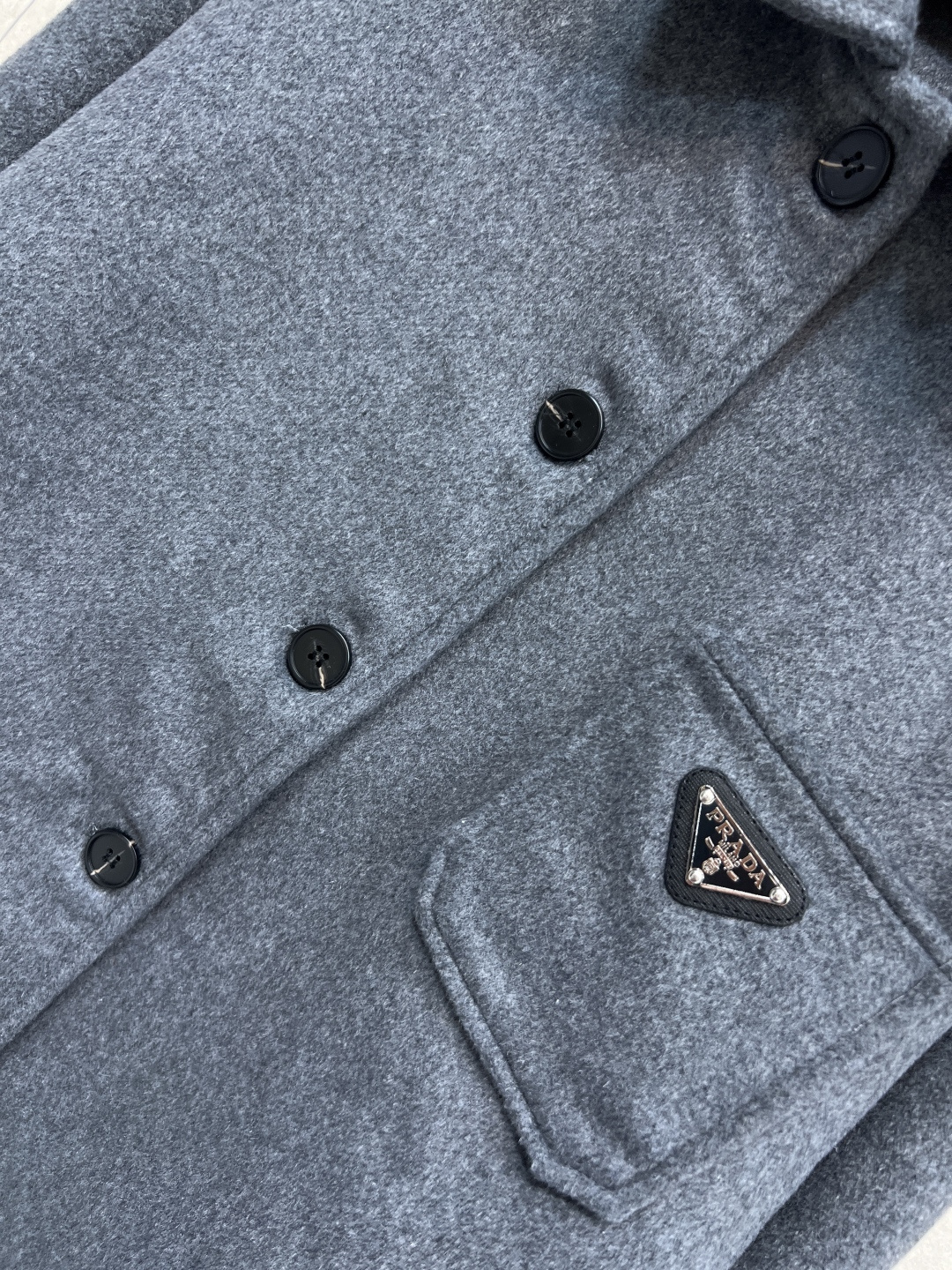 PD家 25秋冬新款 翻领双面羊毛外套 采用羊绒混纺羊毛材质精心制作 提升精气神 小翻领修饰脖颈 凸显简