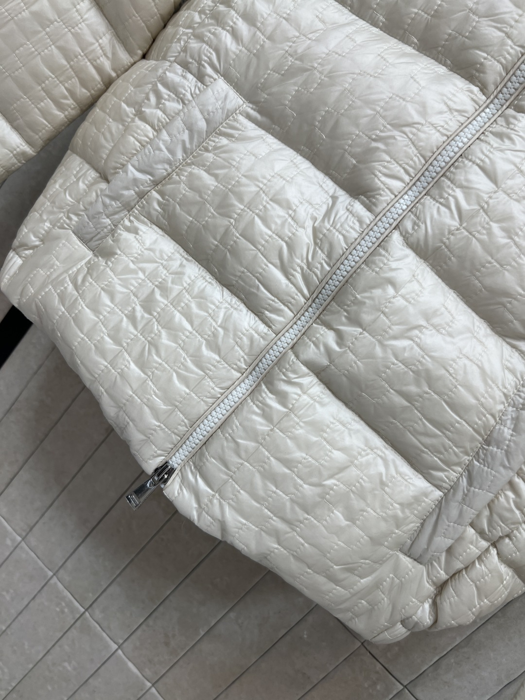 M家 25秋冬新款 连帽徽标羽绒服外套 经典徽标字母点缀 经典百搭款 宽松面包版型 显瘦不挑人 国标90