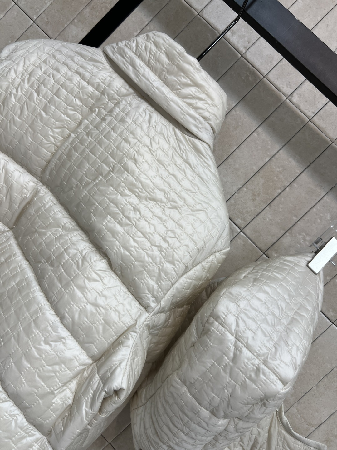 M家 25秋冬新款 连帽徽标羽绒服外套 经典徽标字母点缀 经典百搭款 宽松面包版型 显瘦不挑人 国标90