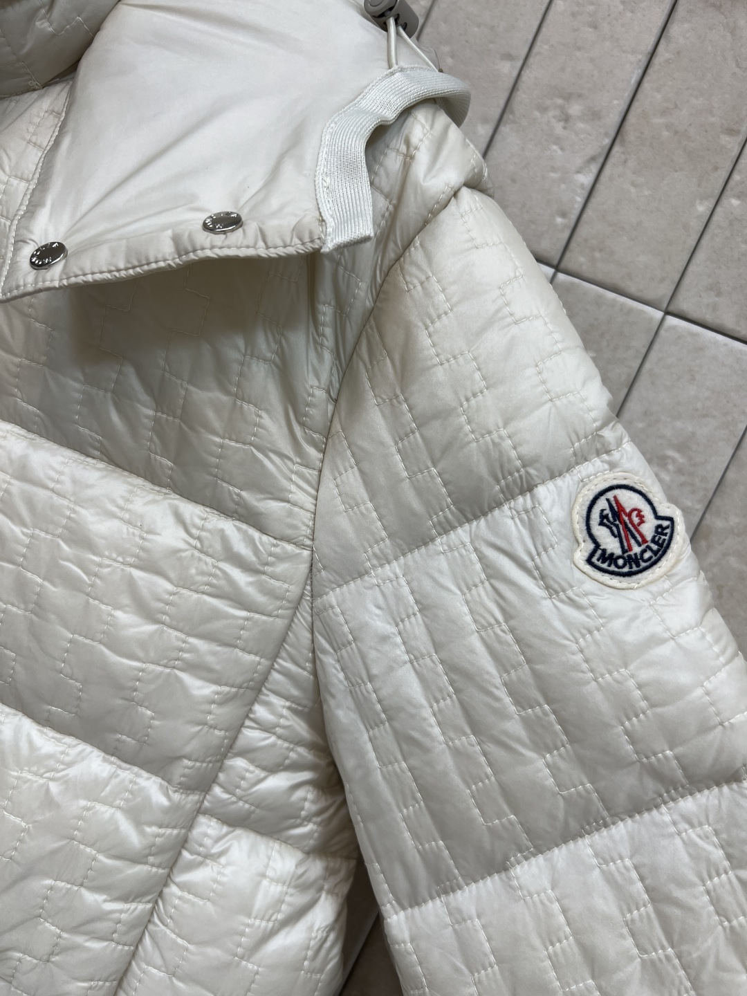 M家 25秋冬新款 连帽徽标羽绒服外套 经典徽标字母点缀 经典百搭款 宽松面包版型 显瘦不挑人 国标90