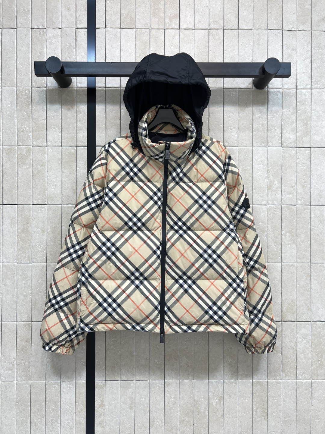 BUR家 25秋冬新款 格纹连帽立领羽绒服 格纹连帽可隐藏设计 宽松廓形设计上身显瘦又复古时髦 拼接的经