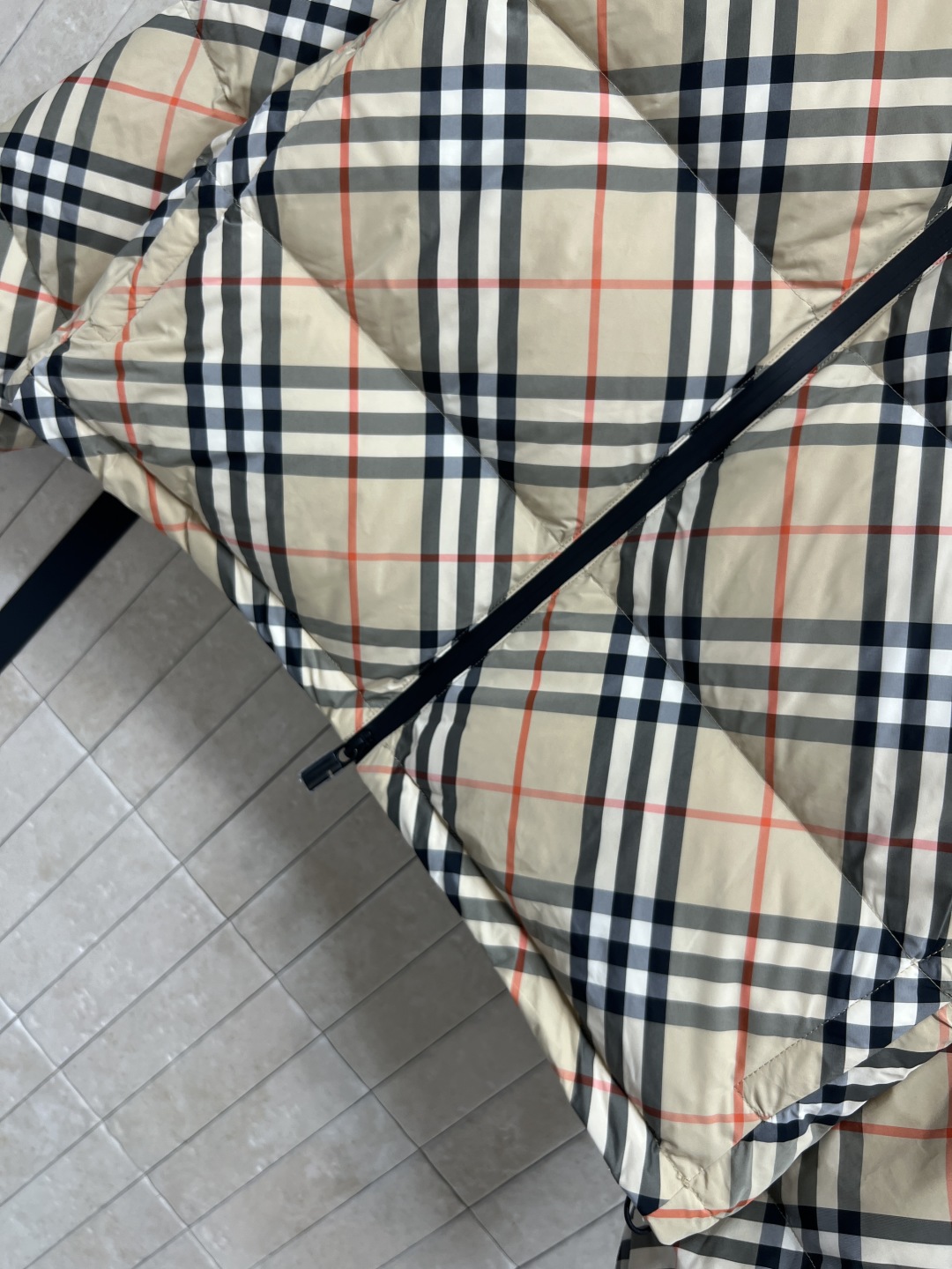 BUR家 25秋冬新款 格纹连帽立领羽绒服 格纹连帽可隐藏设计 宽松廓形设计上身显瘦又复古时髦 拼接的经
