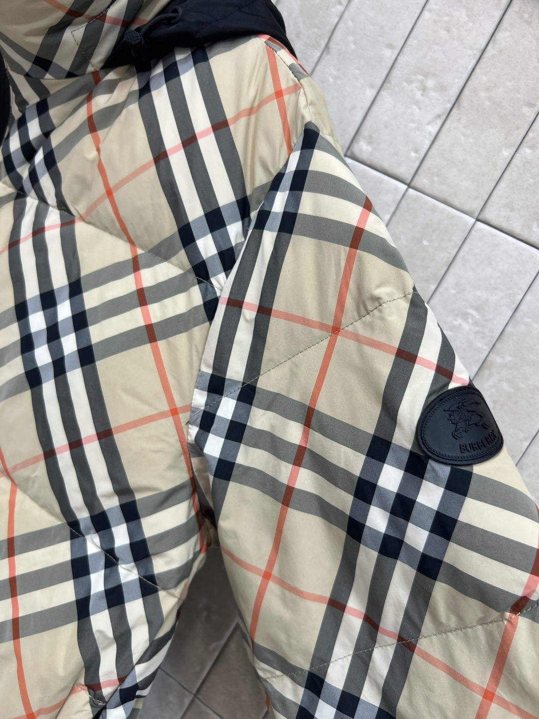 BUR家 25秋冬新款 格纹连帽立领羽绒服 格纹连帽可隐藏设计 宽松廓形设计上身显瘦又复古时髦 拼接的经