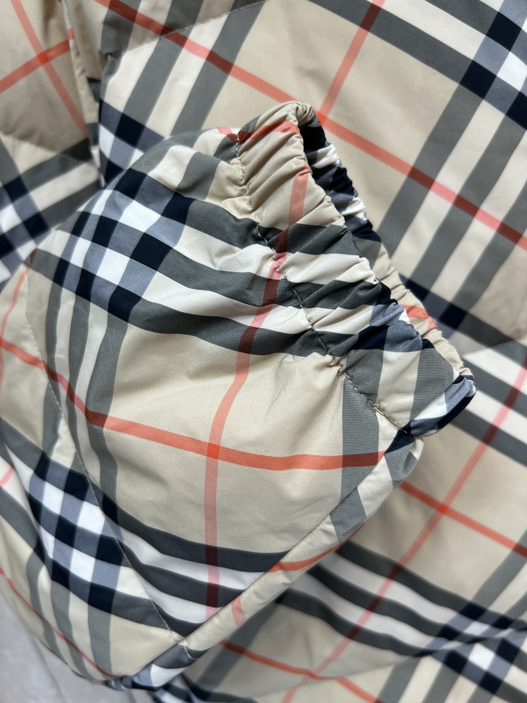 BUR家 25秋冬新款 格纹连帽立领羽绒服 格纹连帽可隐藏设计 宽松廓形设计上身显瘦又复古时髦 拼接的经