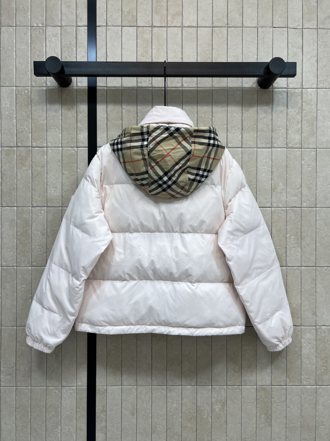 BUR家 25秋冬新款 格纹连帽立领羽绒服 格纹连帽可隐藏设计 宽松廓形设计上身显瘦又复古时髦 拼接的经