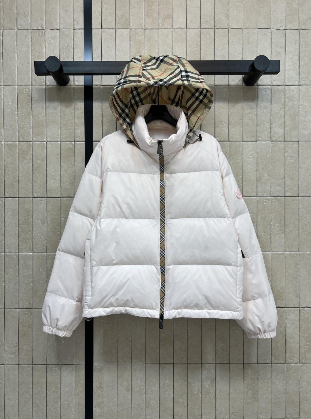 BUR家 25秋冬新款 格纹连帽立领羽绒服 格纹连帽可隐藏设计 宽松廓形设计上身显瘦又复古时髦 拼接的经