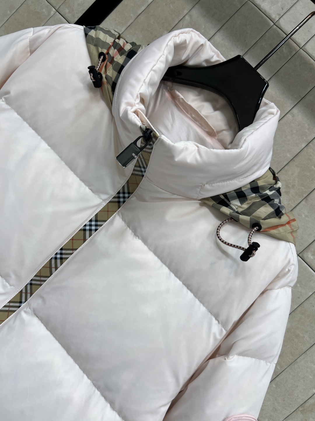 BUR家 25秋冬新款 格纹连帽立领羽绒服 格纹连帽可隐藏设计 宽松廓形设计上身显瘦又复古时髦 拼接的经
