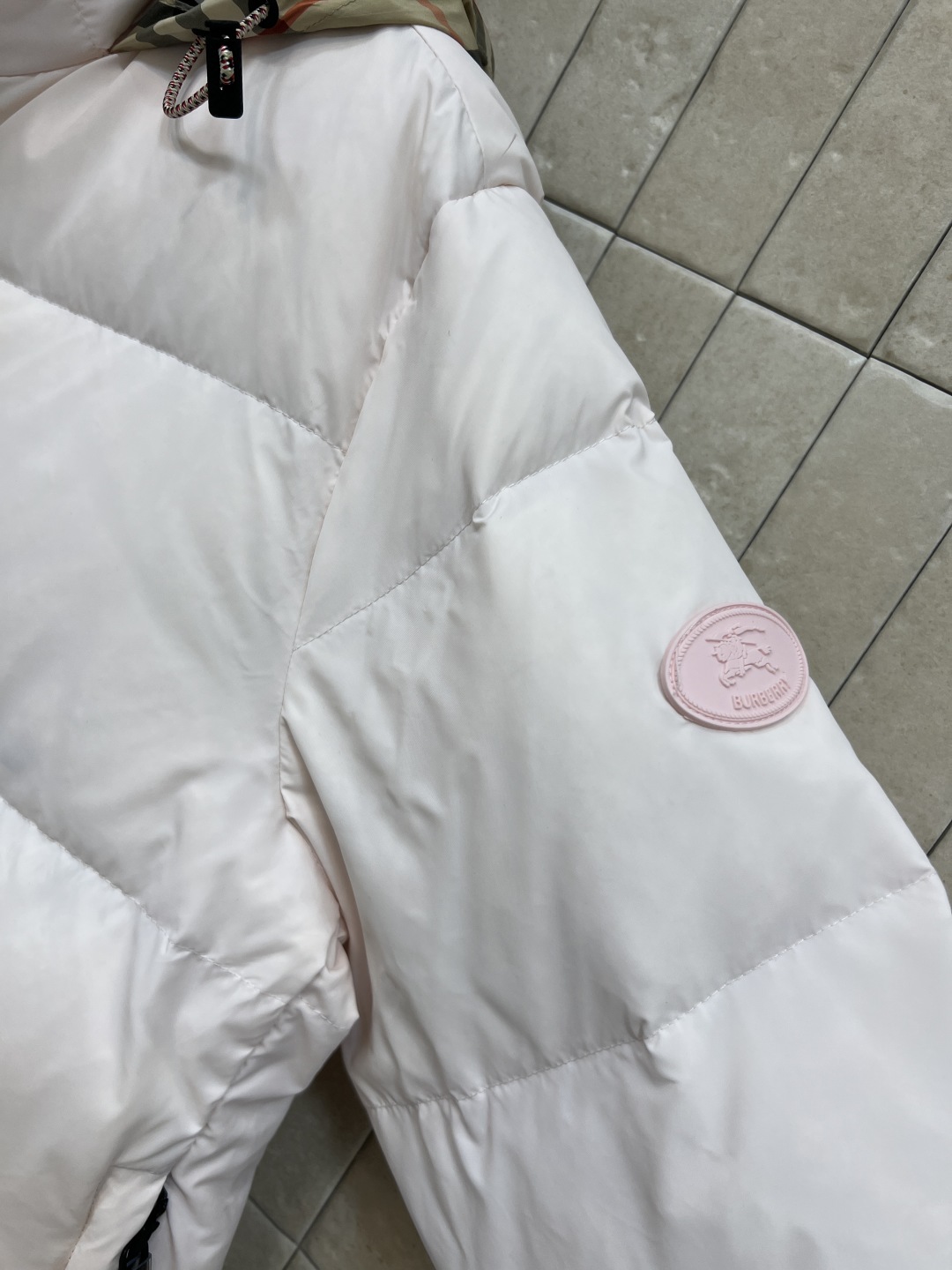 BUR家 25秋冬新款 格纹连帽立领羽绒服 格纹连帽可隐藏设计 宽松廓形设计上身显瘦又复古时髦 拼接的经