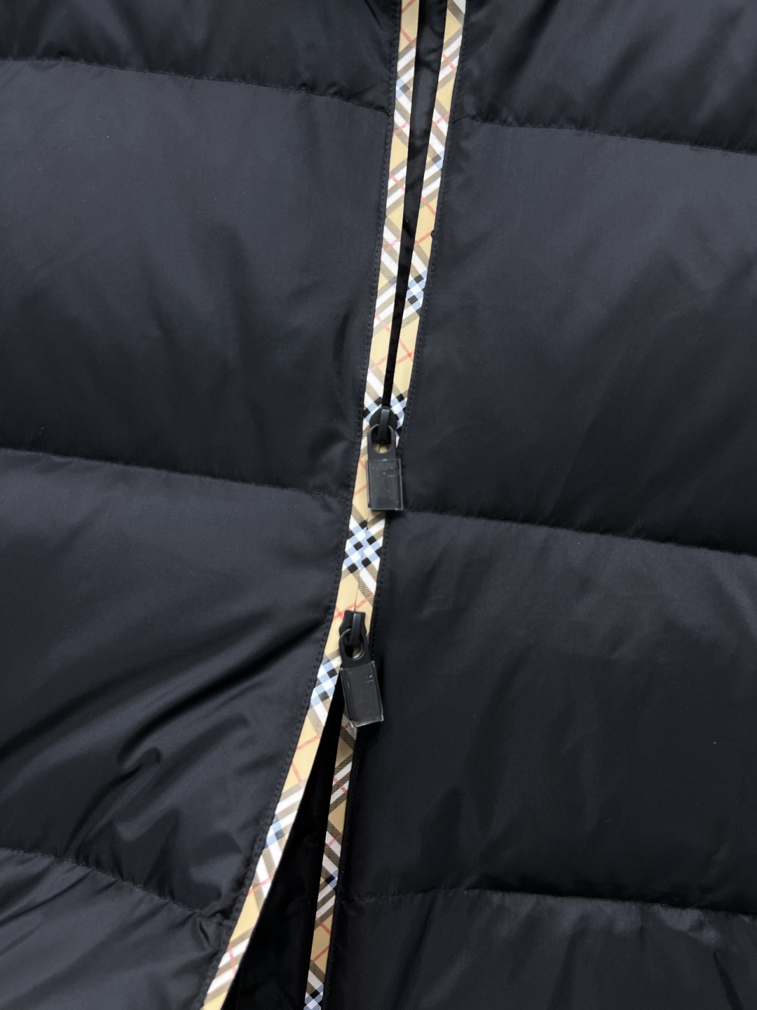 BUR家 25秋冬新款 格纹连帽立领羽绒服 格纹连帽可隐藏设计 宽松廓形设计上身显瘦又复古时髦 拼接的经